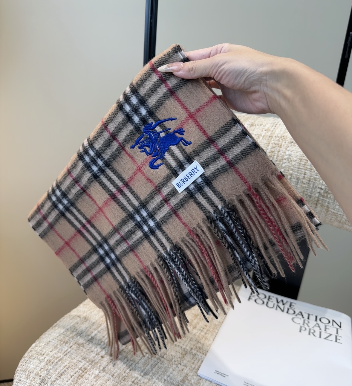 巴宝莉情侣款 美到要尖叫😱最新款🎊英伦欧美范儿 又是一款即时尚又实用的大围巾&长巾，🎆撞色的颜色搭配很协