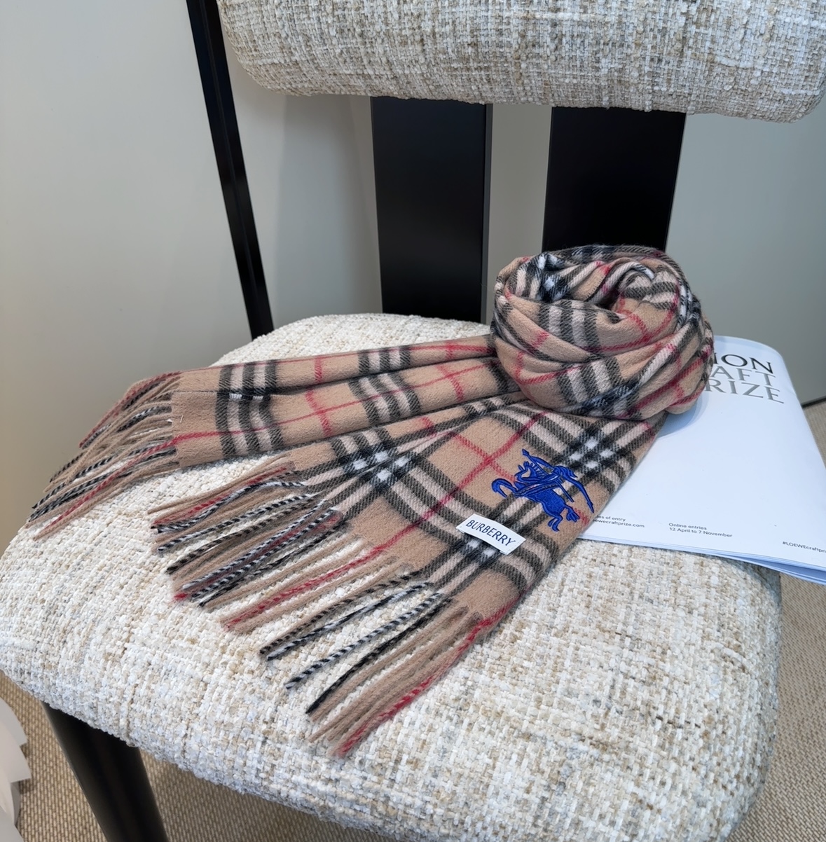 巴宝莉情侣款 美到要尖叫😱最新款🎊英伦欧美范儿 又是一款即时尚又实用的大围巾&长巾，🎆撞色的颜色搭配很协