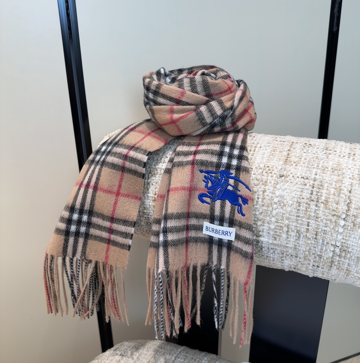 巴宝莉情侣款 美到要尖叫😱最新款🎊英伦欧美范儿 又是一款即时尚又实用的大围巾&长巾，🎆撞色的颜色搭配很协