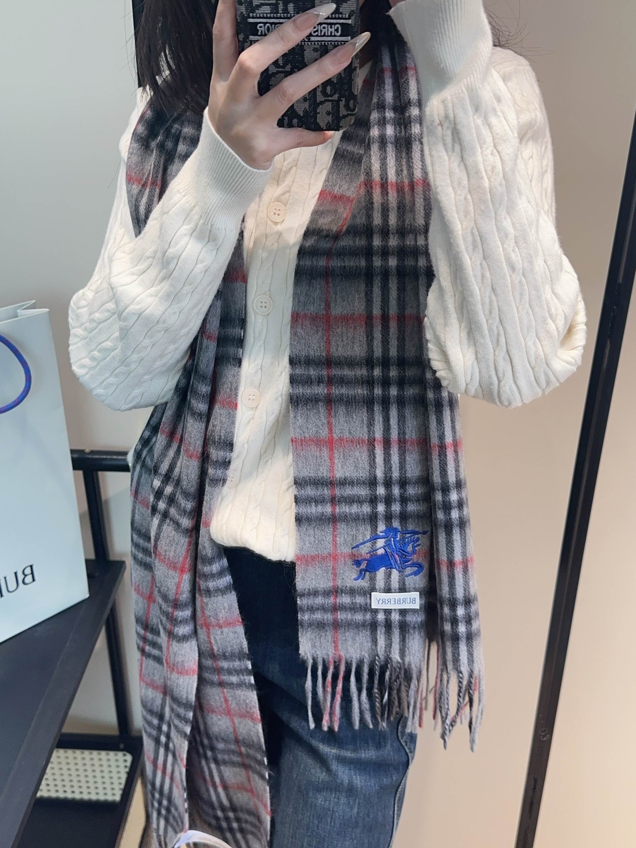 巴宝莉情侣款 美到要尖叫😱最新款🎊英伦欧美范儿 又是一款即时尚又实用的大围巾&长巾，🎆撞色的颜色搭配很协