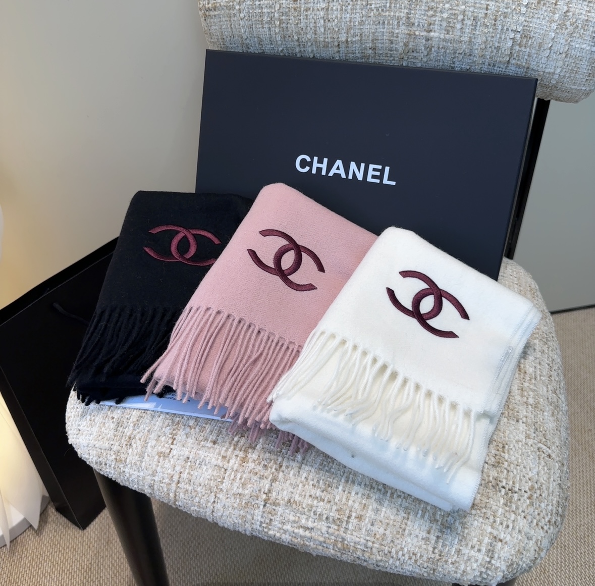 香奈儿围巾❗️好看的要疯掉了，太有型太有魅力了❗️❗️非常斯文时尚的秋冬单品！真的很喜欢，非常Class