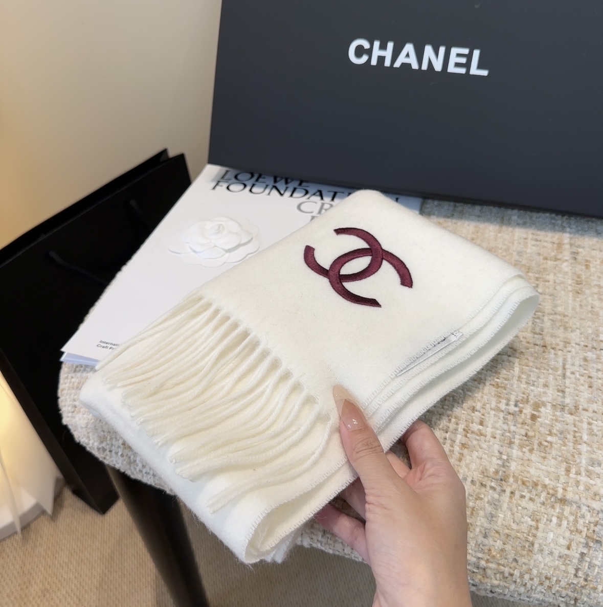 香奈儿围巾❗️好看的要疯掉了，太有型太有魅力了❗️❗️非常斯文时尚的秋冬单品！真的很喜欢，非常Class