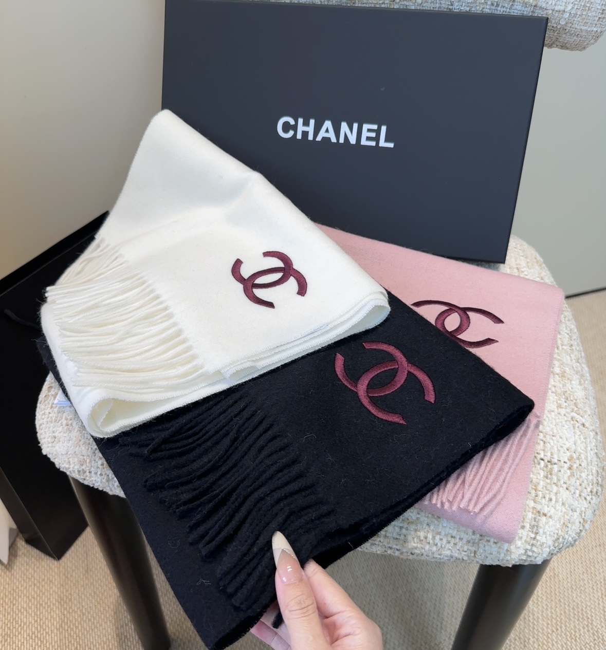 香奈儿围巾❗️好看的要疯掉了，太有型太有魅力了❗️❗️非常斯文时尚的秋冬单品！真的很喜欢，非常Class