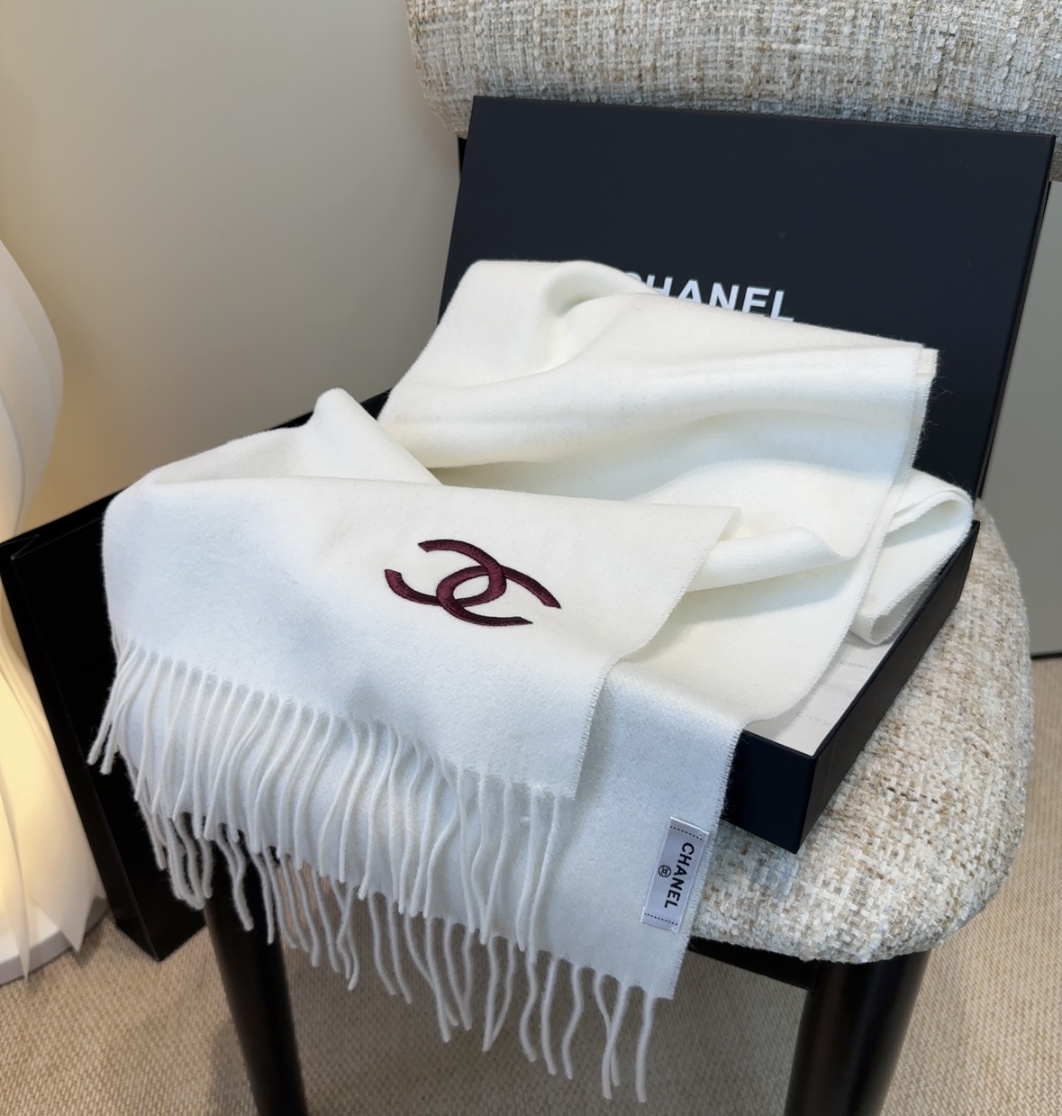 香奈儿围巾❗️好看的要疯掉了，太有型太有魅力了❗️❗️非常斯文时尚的秋冬单品！真的很喜欢，非常Class