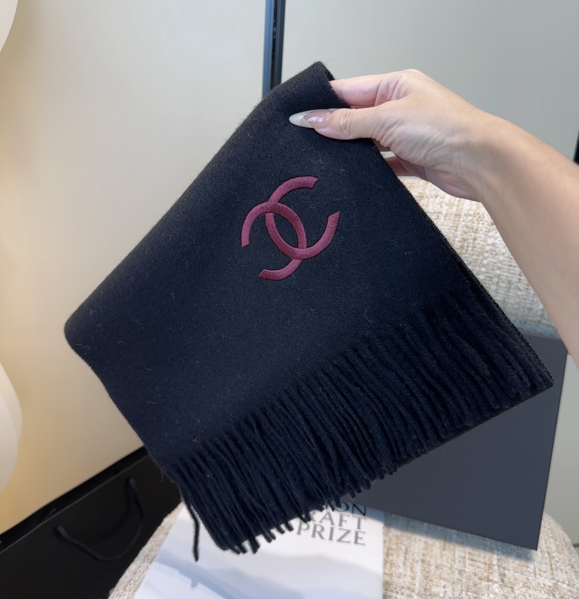 香奈儿围巾❗️好看的要疯掉了，太有型太有魅力了❗️❗️非常斯文时尚的秋冬单品！真的很喜欢，非常Class