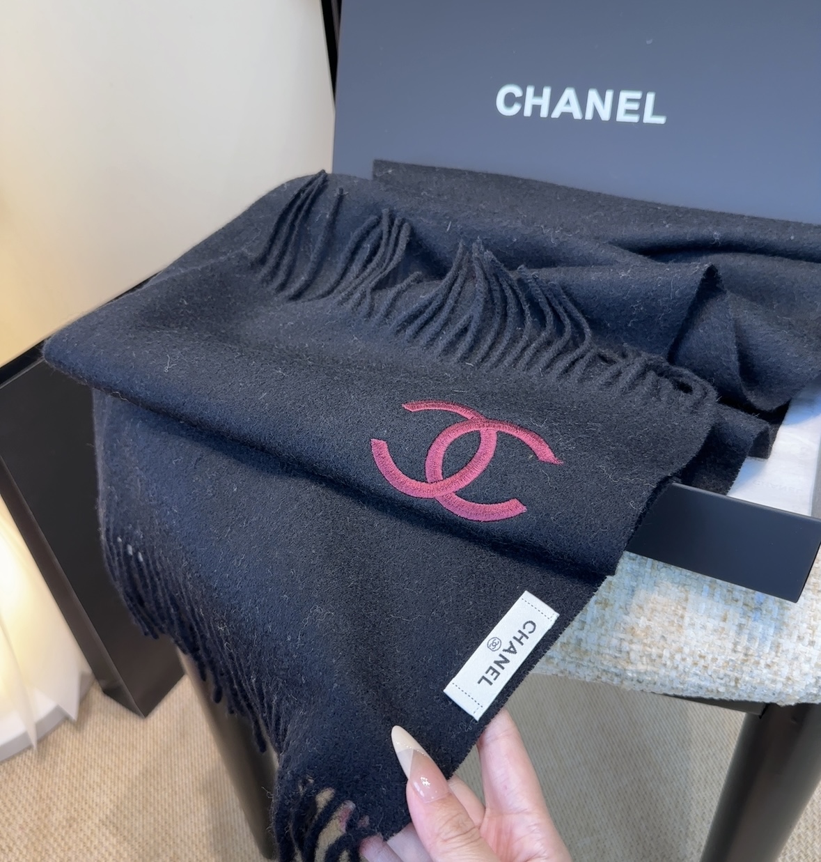 香奈儿围巾❗️好看的要疯掉了，太有型太有魅力了❗️❗️非常斯文时尚的秋冬单品！真的很喜欢，非常Class