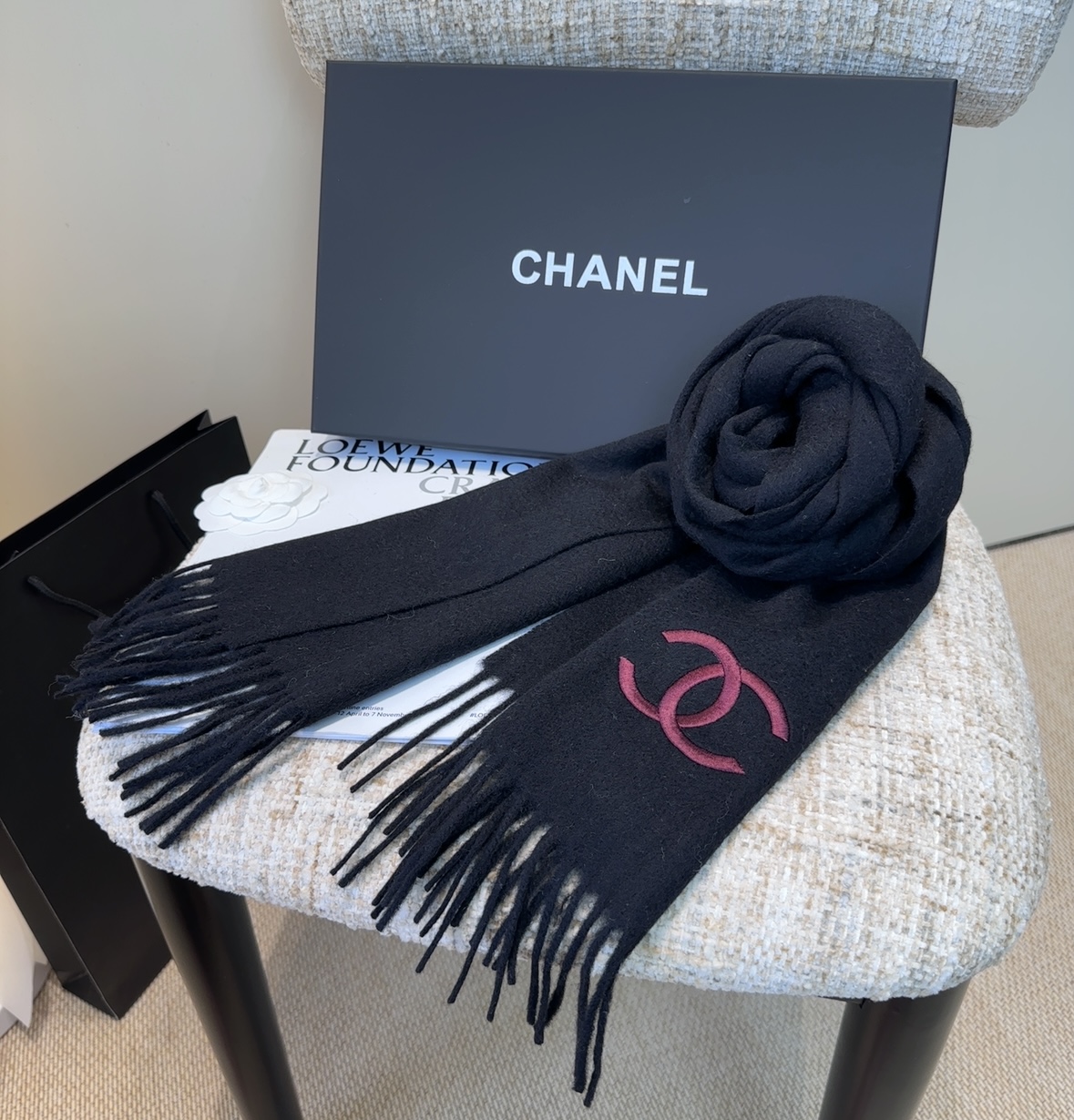 香奈儿围巾❗️好看的要疯掉了，太有型太有魅力了❗️❗️非常斯文时尚的秋冬单品！真的很喜欢，非常Class