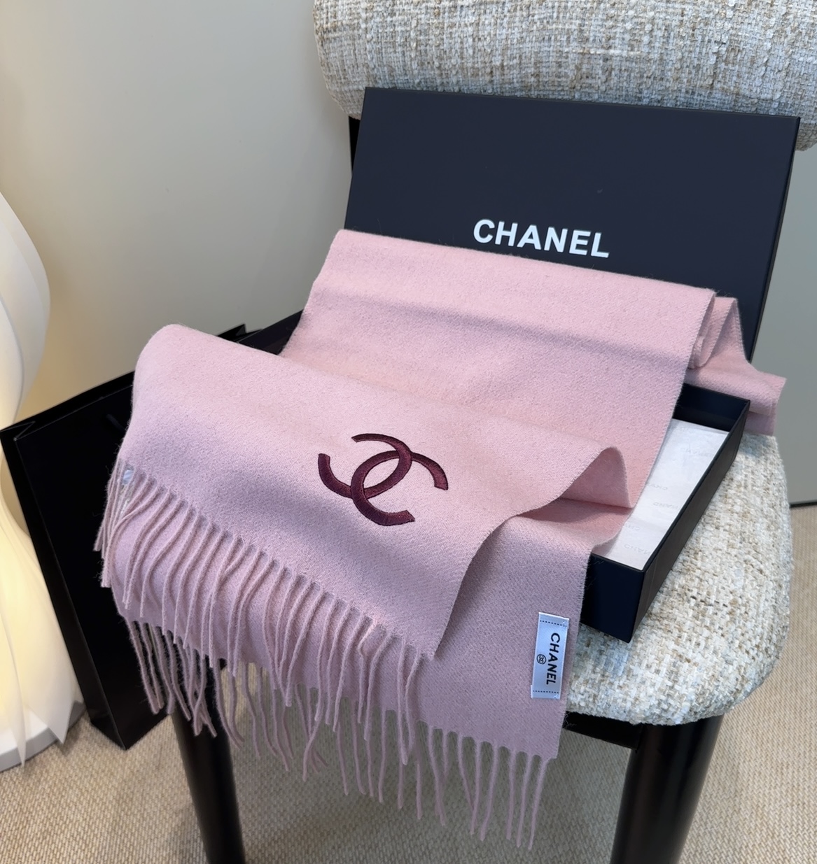 香奈儿围巾❗️好看的要疯掉了，太有型太有魅力了❗️❗️非常斯文时尚的秋冬单品！真的很喜欢，非常Class