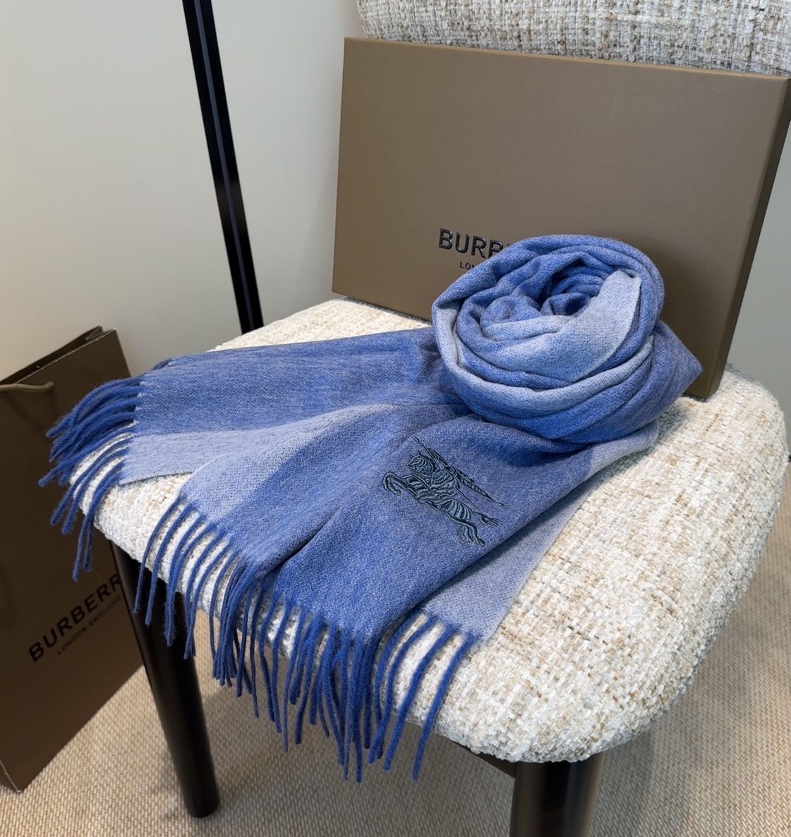 Burberry · 巴宝莉围巾❗️好看的要疯掉了，太有型太有魅力了❗️❗️非常斯文时尚的秋冬单品！真的