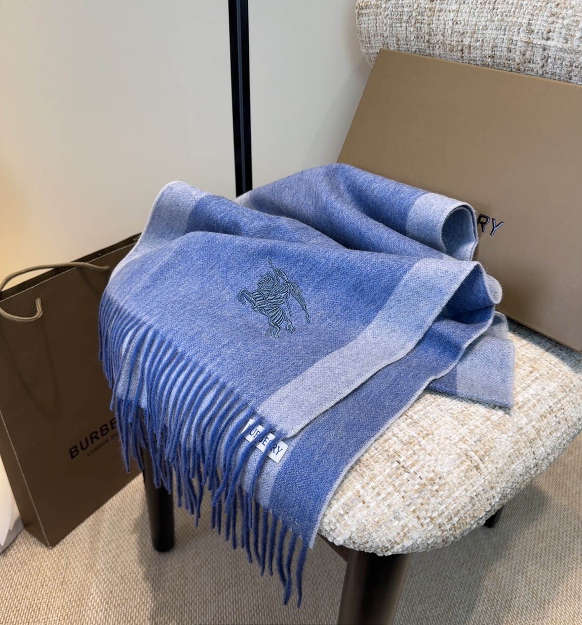 Burberry · 巴宝莉围巾❗️好看的要疯掉了，太有型太有魅力了❗️❗️非常斯文时尚的秋冬单品！真的