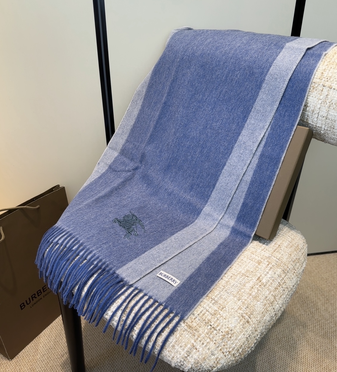 Burberry · 巴宝莉围巾❗️好看的要疯掉了，太有型太有魅力了❗️❗️非常斯文时尚的秋冬单品！真的