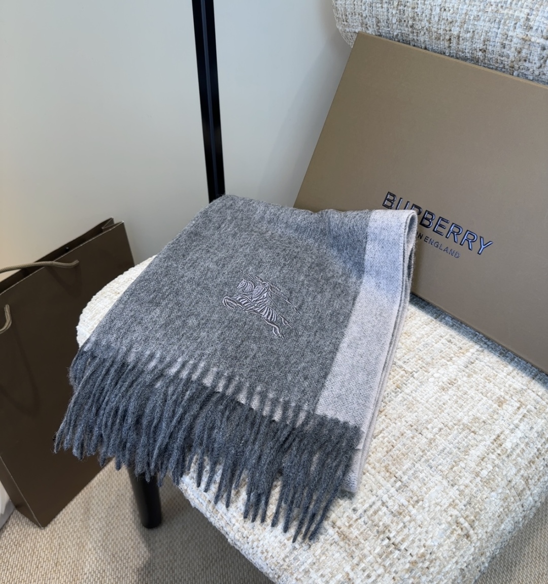 Burberry · 巴宝莉围巾❗️好看的要疯掉了，太有型太有魅力了❗️❗️非常斯文时尚的秋冬单品！真的
