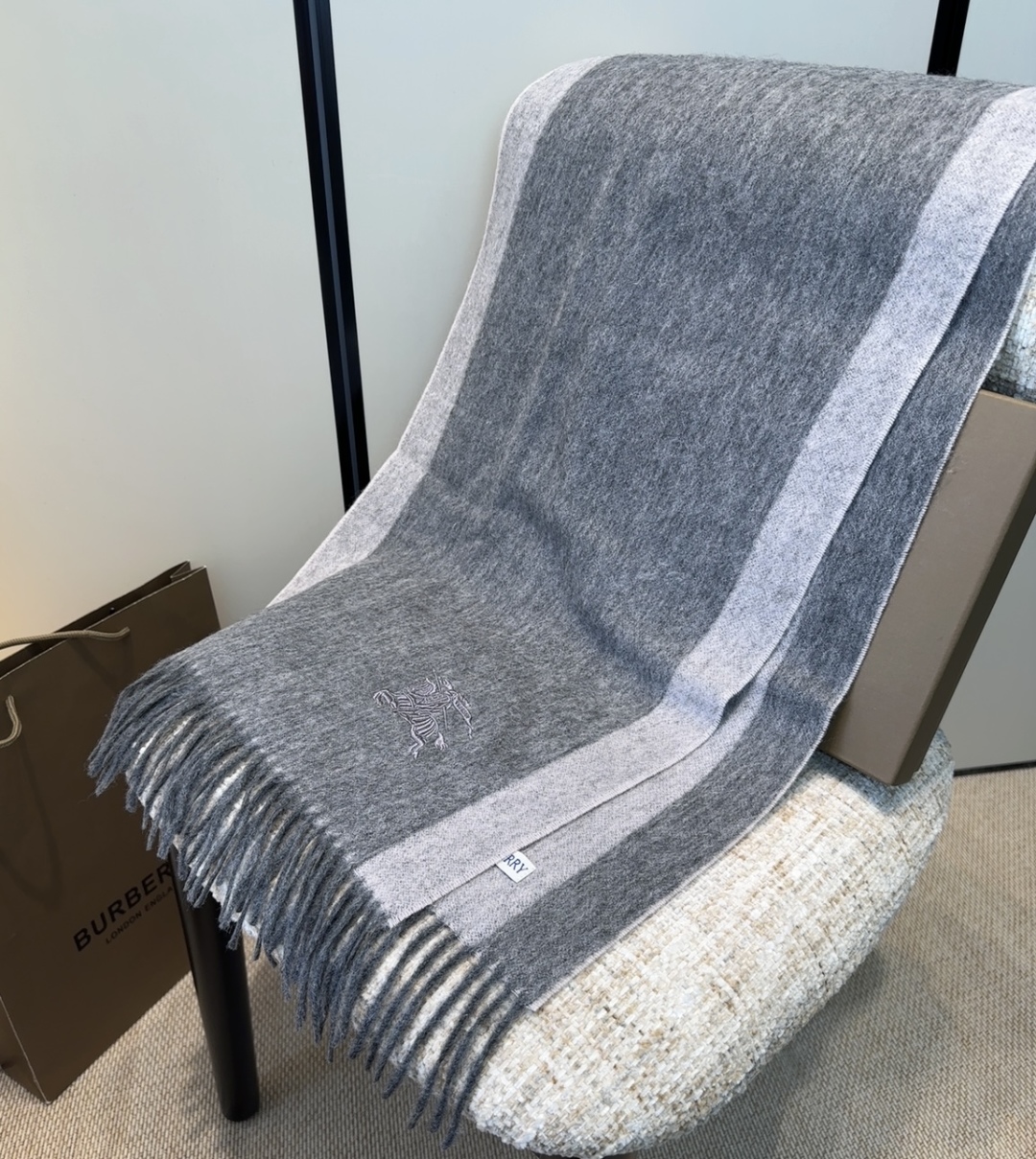 Burberry · 巴宝莉围巾❗️好看的要疯掉了，太有型太有魅力了❗️❗️非常斯文时尚的秋冬单品！真的