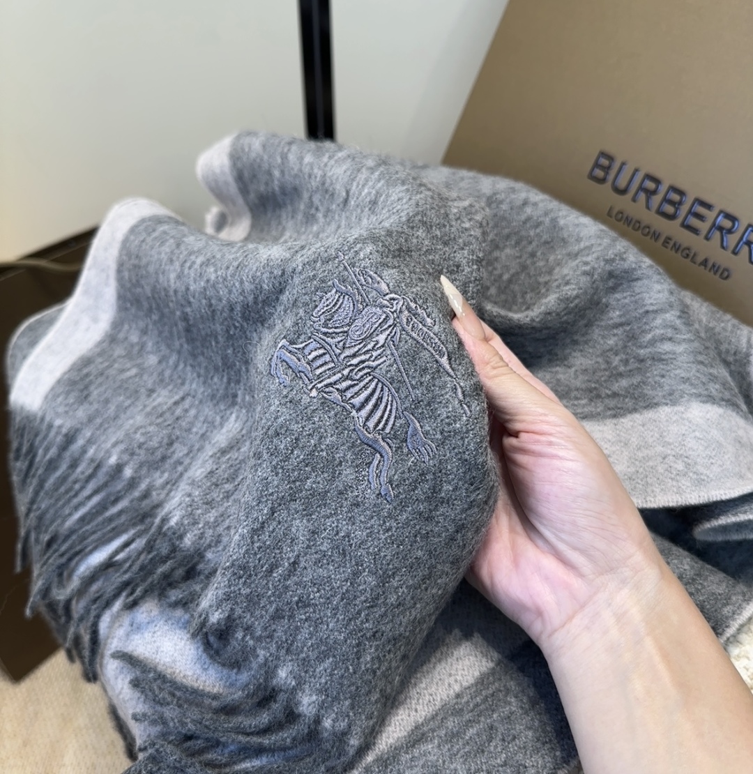 Burberry · 巴宝莉围巾❗️好看的要疯掉了，太有型太有魅力了❗️❗️非常斯文时尚的秋冬单品！真的