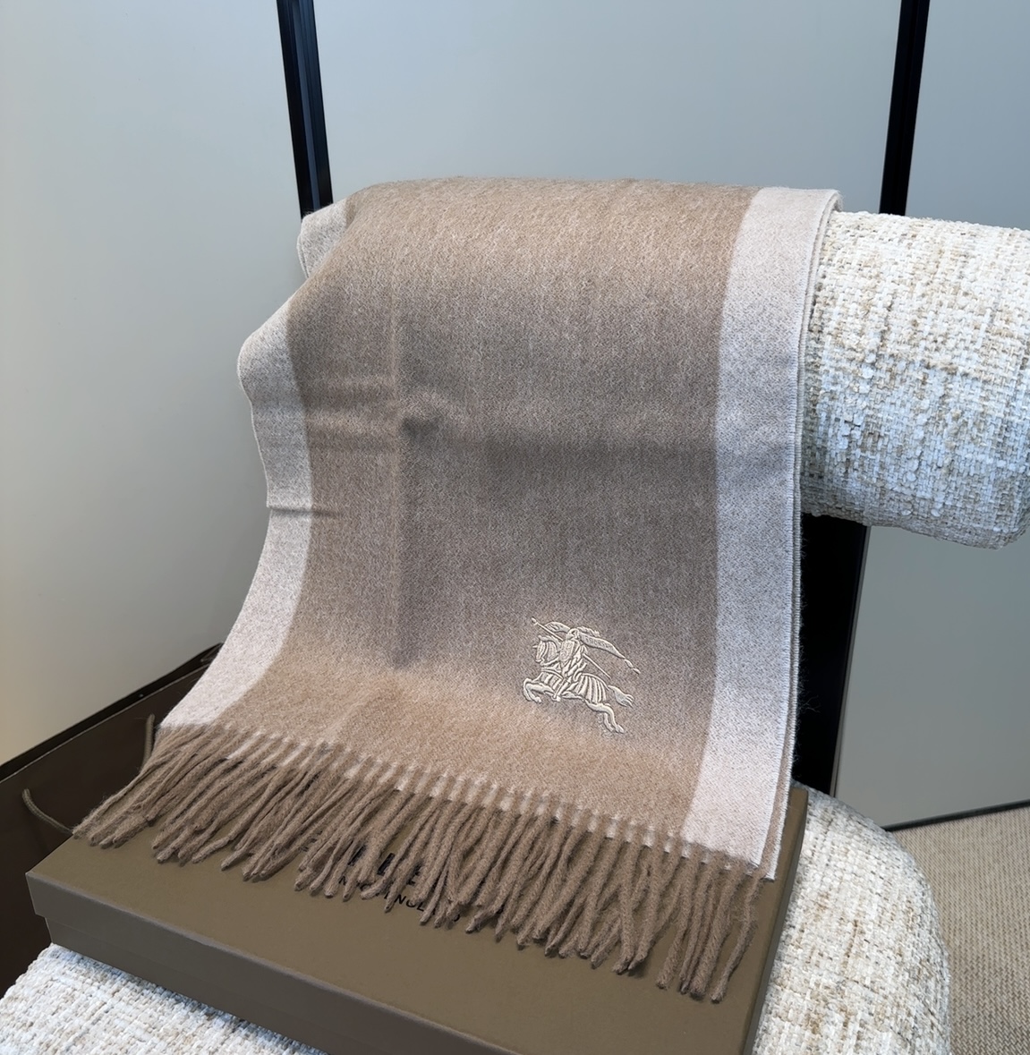 Burberry · 巴宝莉围巾❗️好看的要疯掉了，太有型太有魅力了❗️❗️非常斯文时尚的秋冬单品！真的