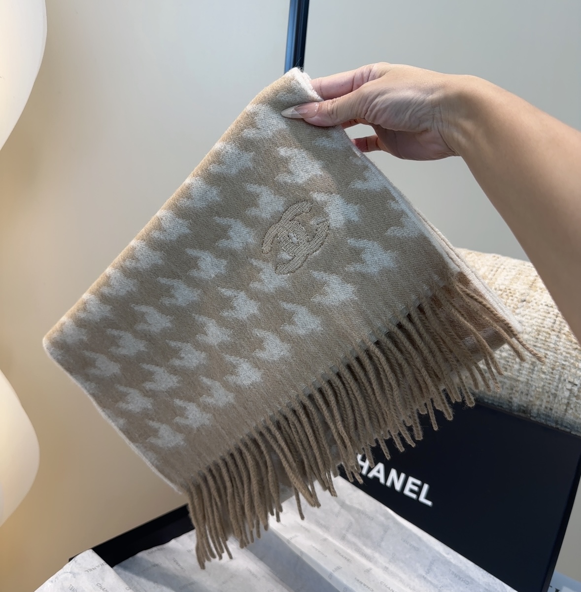 【▪香奈儿· 难得一见的温柔配色，超级迷恋❗️气质低调恬静又不失优雅❗️】重点推荐❗️高级舒适时髦气质，