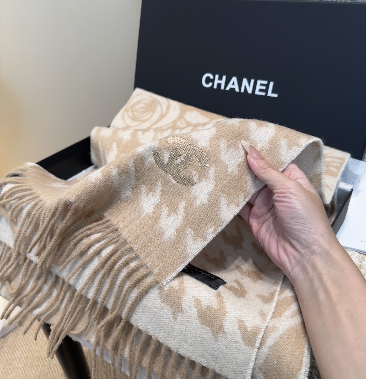 【▪香奈儿· 难得一见的温柔配色，超级迷恋❗️气质低调恬静又不失优雅❗️】重点推荐❗️高级舒适时髦气质，