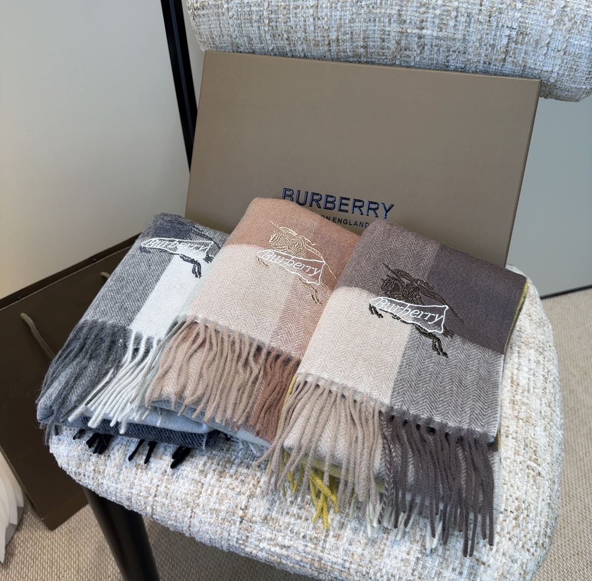 【▪️家属福利来了！！巴宝莉高端重磅男士围巾！】怒赞推荐，激动~！！下手绝对要快，同步专柜，最高端的男士