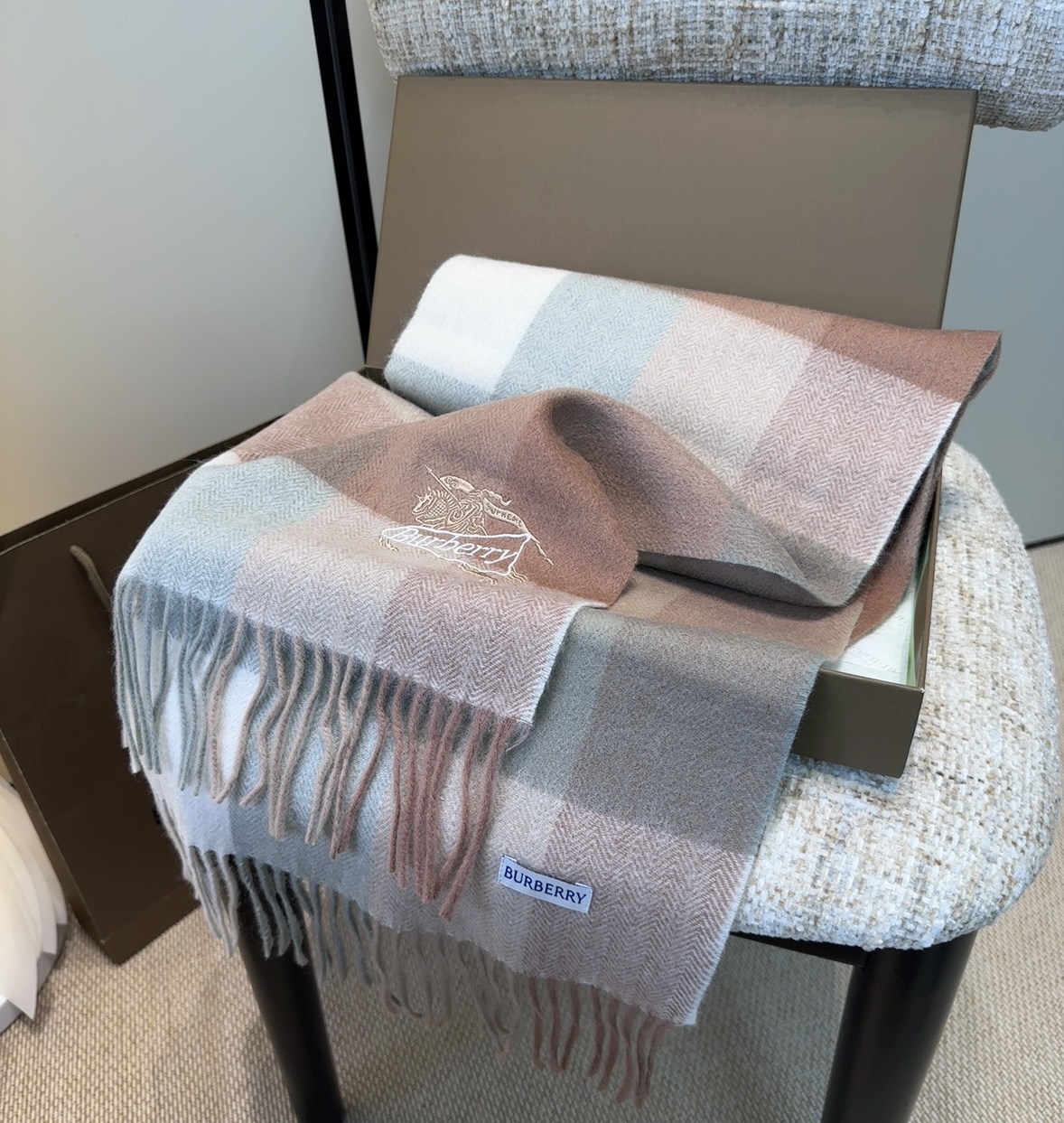 【▪️家属福利来了！！巴宝莉高端重磅男士围巾！】怒赞推荐，激动~！！下手绝对要快，同步专柜，最高端的男士