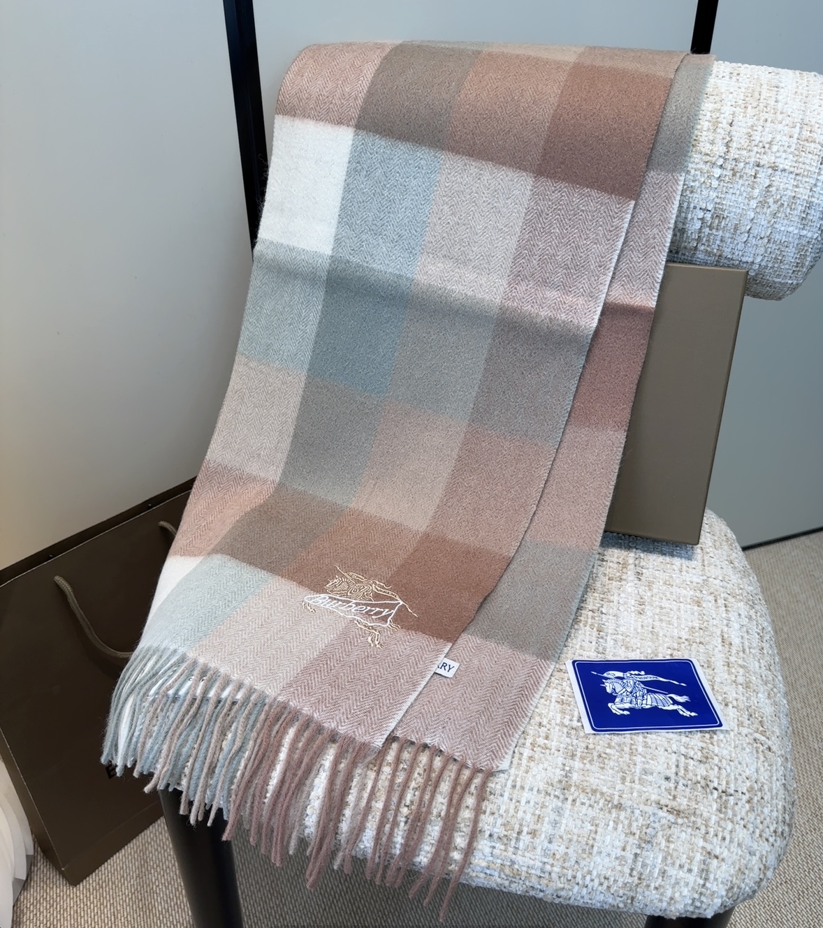 【▪️家属福利来了！！巴宝莉高端重磅男士围巾！】怒赞推荐，激动~！！下手绝对要快，同步专柜，最高端的男士