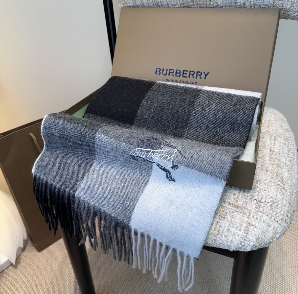 【▪️家属福利来了！！巴宝莉高端重磅男士围巾！】怒赞推荐，激动~！！下手绝对要快，同步专柜，最高端的男士