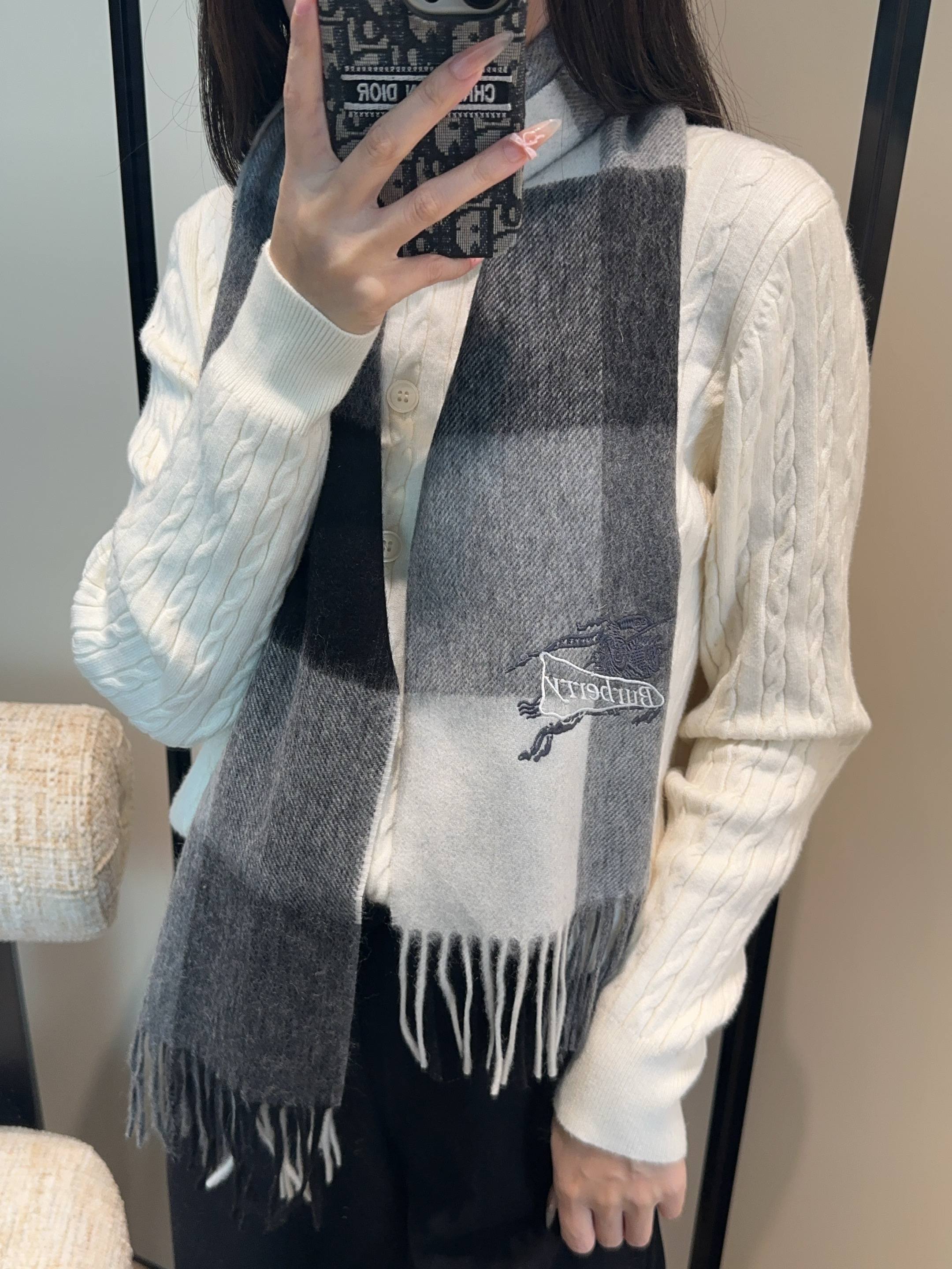 NO:574553,【Family benefits are coming!  !  Burberry's high-end heavyweight men's scarf!  】An angry recommendation, excited~!  !  Be sure to get started quickly, synchronized counters, the most high-end men's models ~ difficult to craft, super soft and waxy gradient effect scarf!  Our price is really unbeatable!  Price feedback from my mother ~ I love the fabric, the velvet feel is really super comfortable in my hand!  Very soft, the upper body effect is unparalleled and beautiful. Medium thickness, very close to the neck~ Size specification 30*185cm high version scarf, high version scarf, burberry19860909【家属福利来了！！巴宝莉高端重磅男士围巾！】怒赞推荐,激动~！！下手绝对要快,同步专柜,最高端的男士款~工艺难度大,超级无敌软糯 渐变效果围巾！我们这个价格真的无敌超值！亲妈价格回馈~面料大爱,握在手里绒感真的超级无敌舒服！非常柔软,上身效果无敌好看 中等厚度,非常亲脖子的一款~ 尺寸规格30*185cm高版本围巾,高版本围巾,burberry,scarf