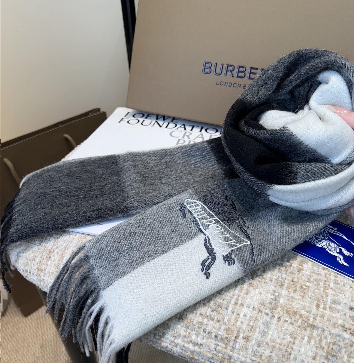 【▪️家属福利来了！！巴宝莉高端重磅男士围巾！】怒赞推荐，激动~！！下手绝对要快，同步专柜，最高端的男士