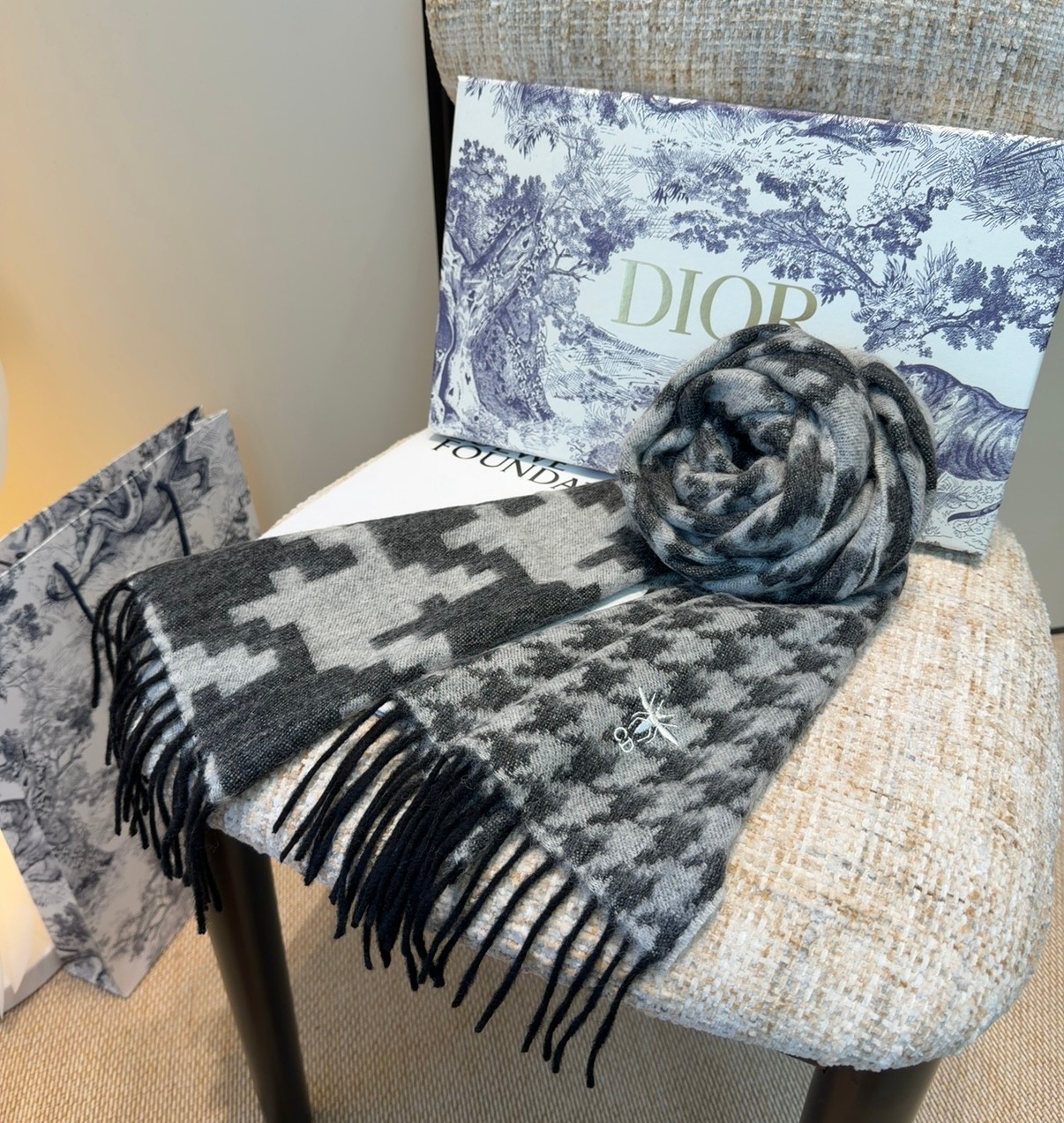 迪奥（Dior）明星同款dd围巾。经典款永远不会过时，而且超百搭。超级好看！！果断自留！精致散须 率真不