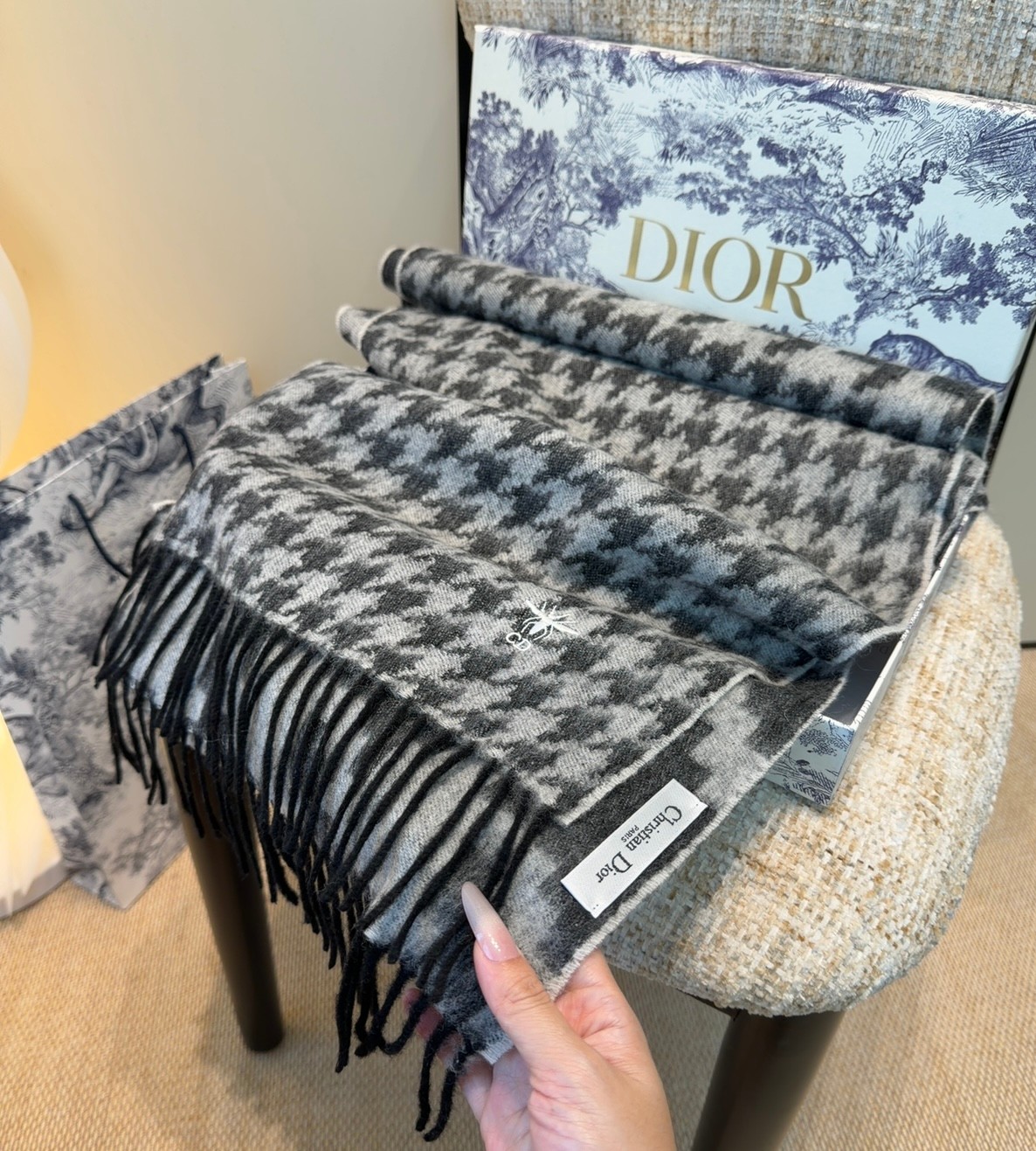 迪奥（Dior）明星同款dd围巾。经典款永远不会过时，而且超百搭。超级好看！！果断自留！精致散须 率真不