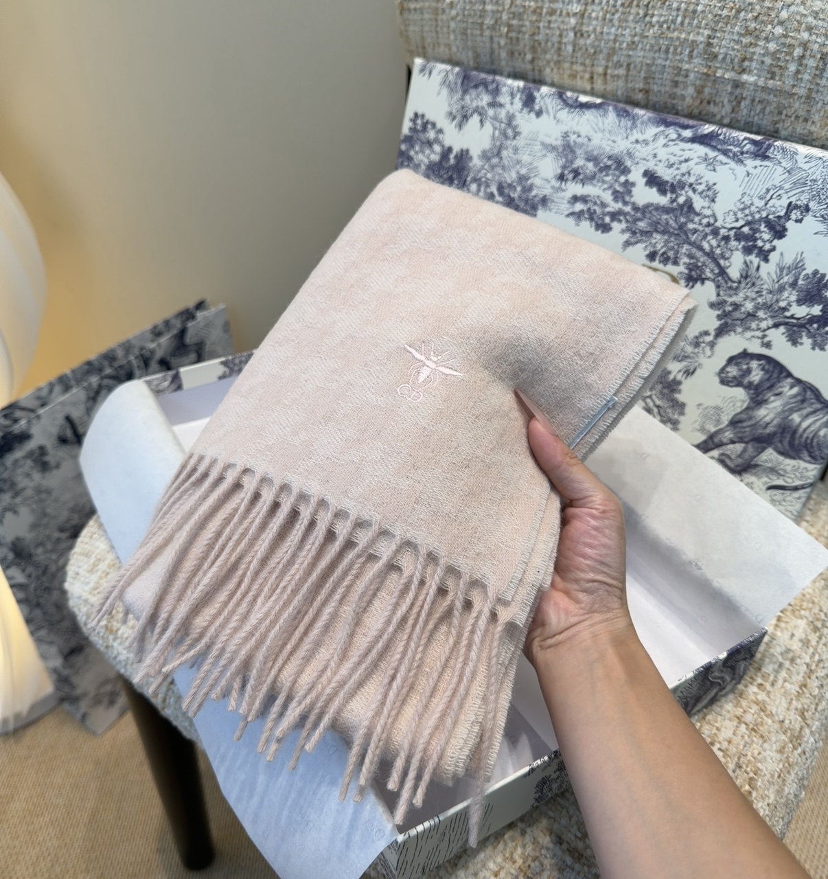 迪奥（Dior）明星同款dd围巾。经典款永远不会过时，而且超百搭。超级好看！！果断自留！精致散须 率真不