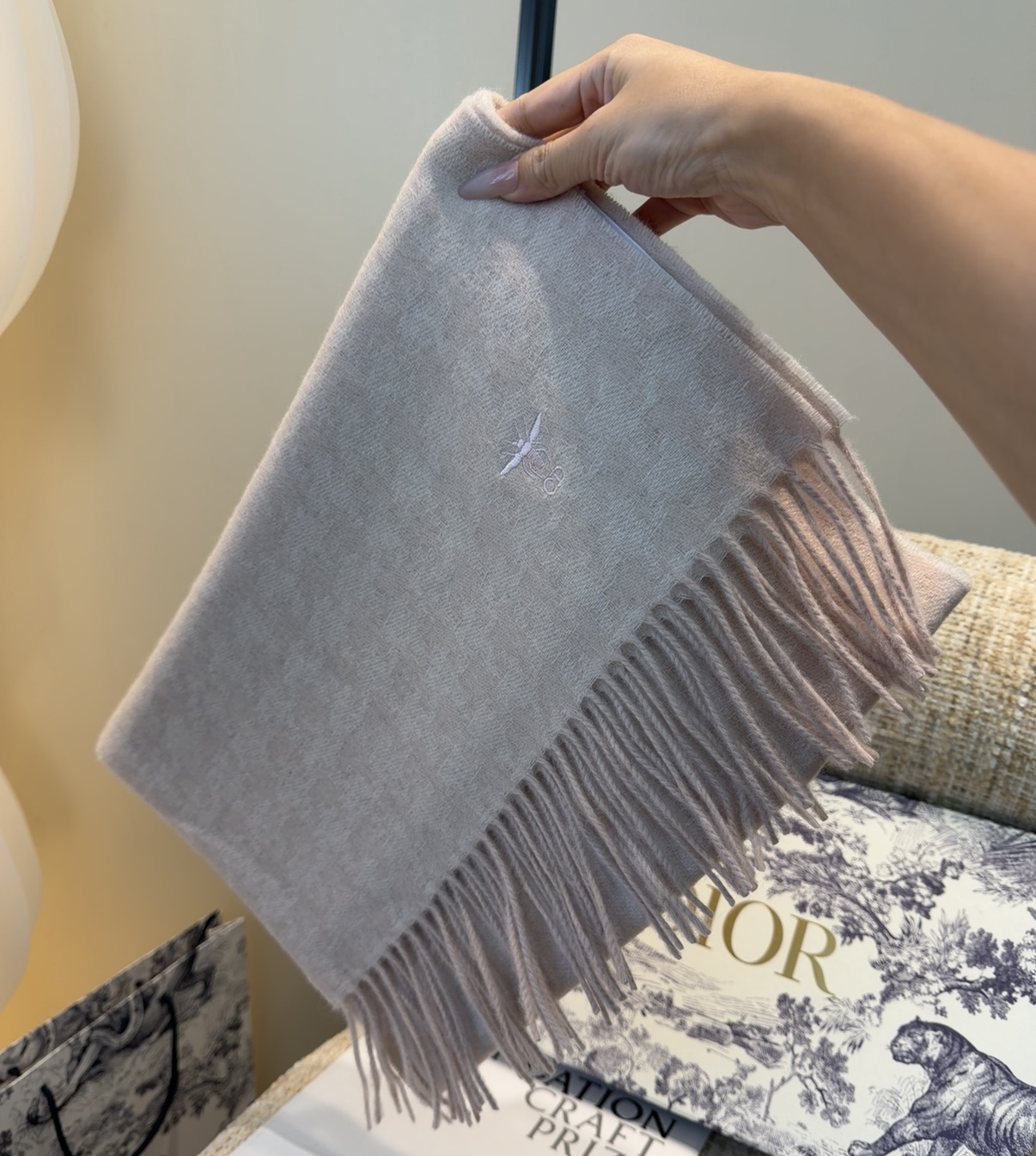 迪奥（Dior）明星同款dd围巾。经典款永远不会过时，而且超百搭。超级好看！！果断自留！精致散须 率真不