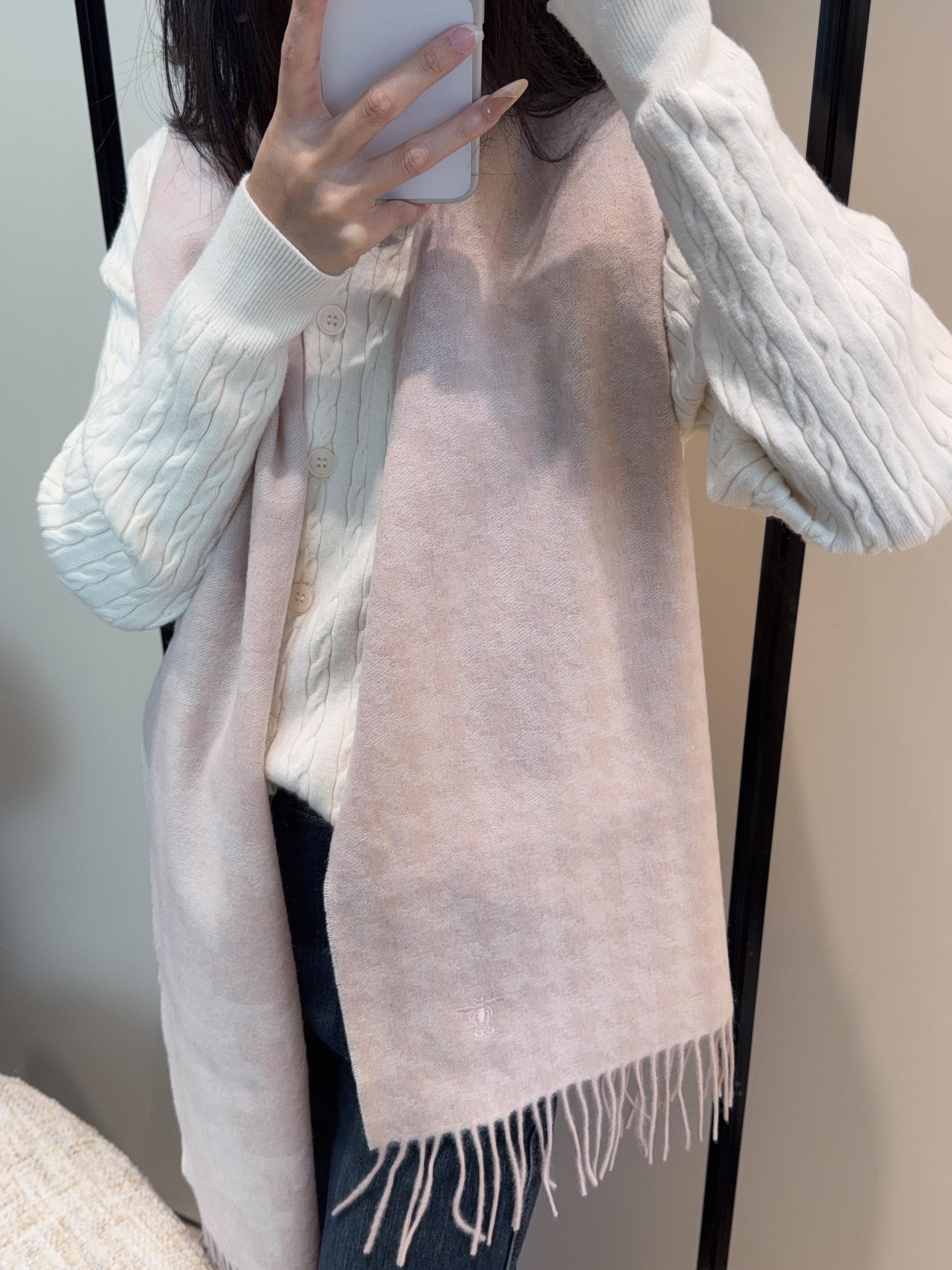 迪奥（Dior）明星同款dd围巾。经典款永远不会过时，而且超百搭。超级好看！！果断自留！精致散须 率真不