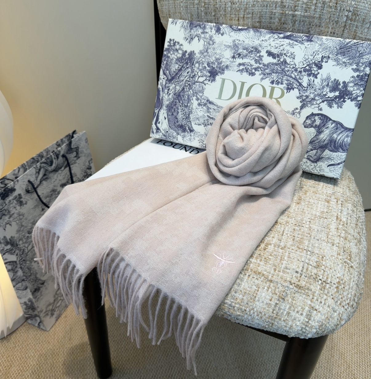 迪奥（Dior）明星同款dd围巾。经典款永远不会过时，而且超百搭。超级好看！！果断自留！精致散须 率真不