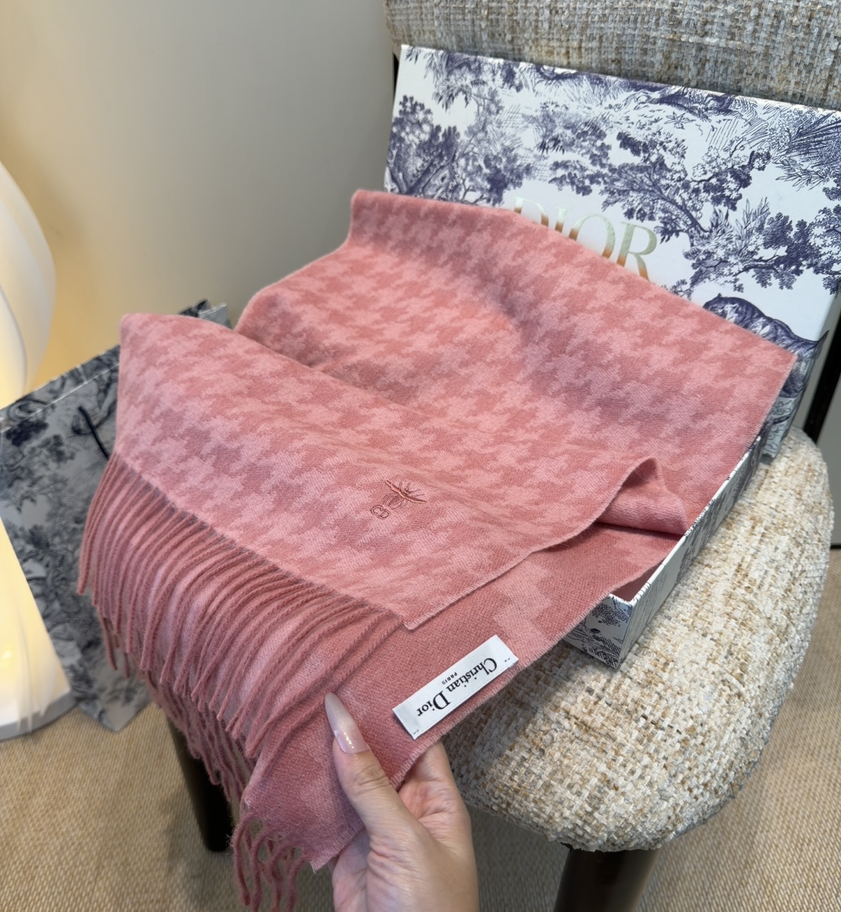 迪奥（Dior）明星同款dd围巾。经典款永远不会过时，而且超百搭。超级好看！！果断自留！精致散须 率真不