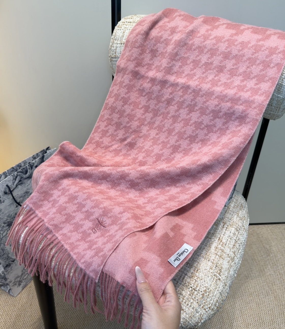 迪奥（Dior）明星同款dd围巾。经典款永远不会过时，而且超百搭。超级好看！！果断自留！精致散须 率真不