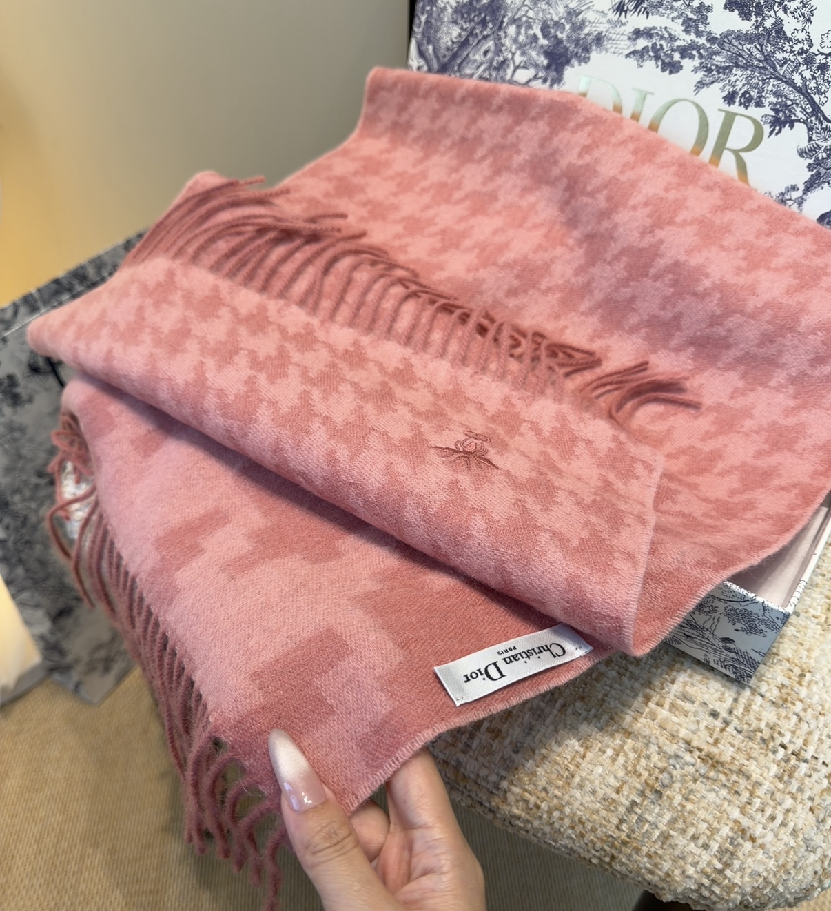 迪奥（Dior）明星同款dd围巾。经典款永远不会过时，而且超百搭。超级好看！！果断自留！精致散须 率真不