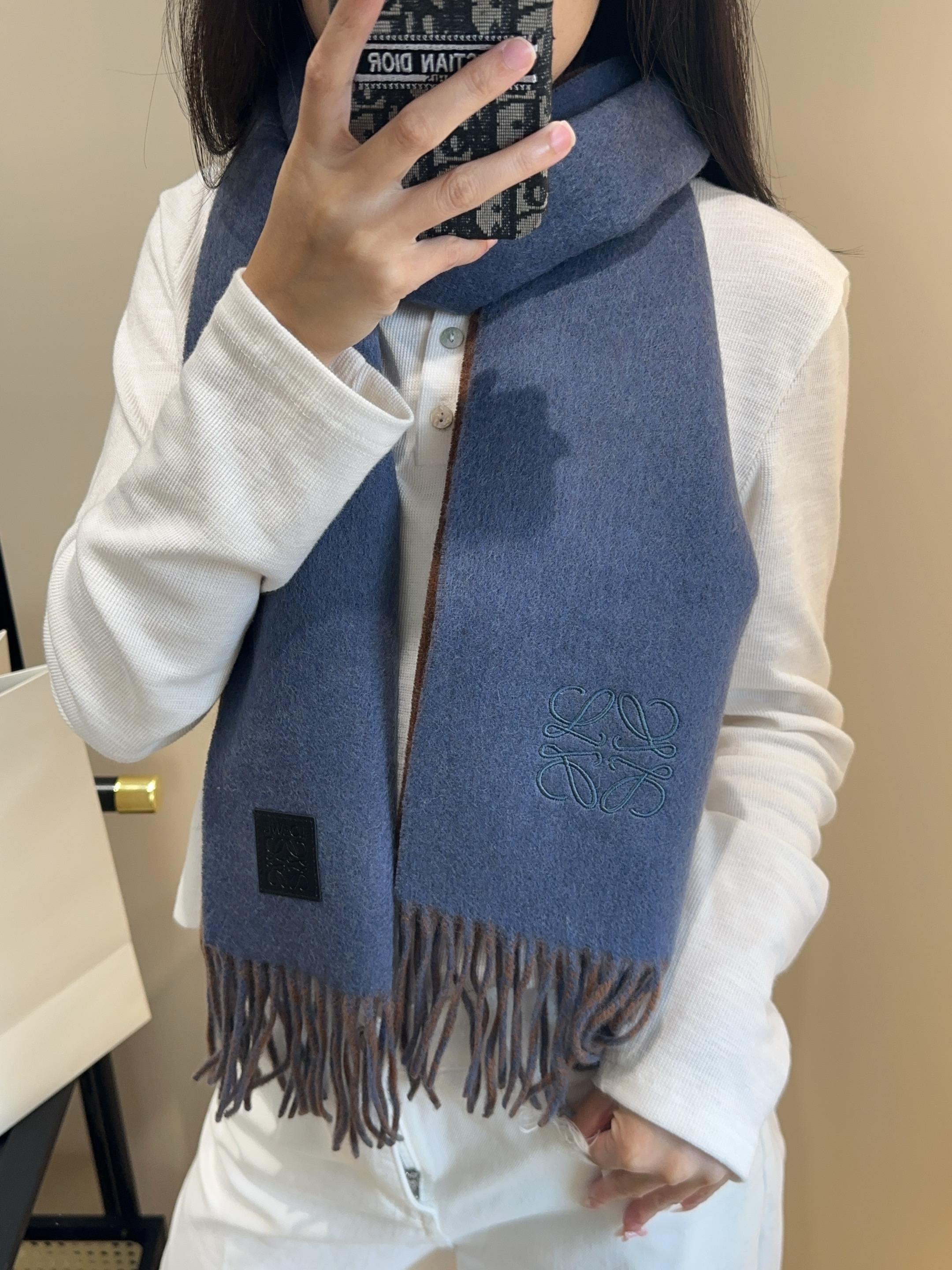 罗意威情侣款 美到要尖叫😱最新款🎊英伦欧美范儿 又是一款即时尚又实用的大围巾&长巾，🎆撞色的颜色搭配很协