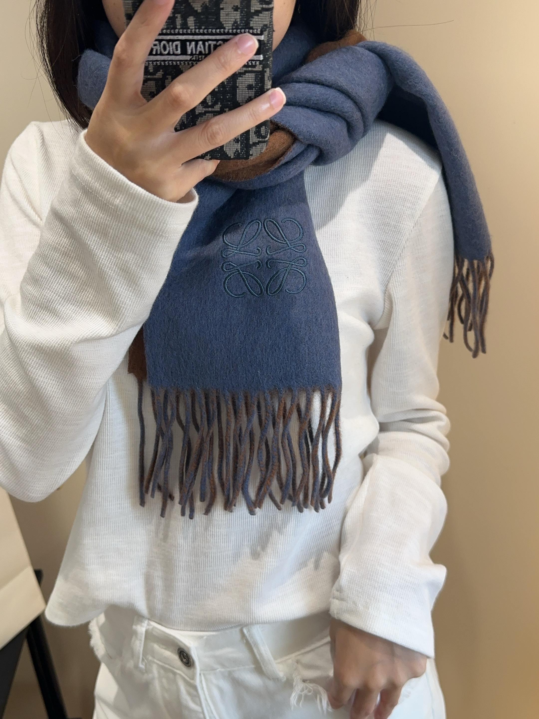 罗意威情侣款 美到要尖叫😱最新款🎊英伦欧美范儿 又是一款即时尚又实用的大围巾&长巾，🎆撞色的颜色搭配很协