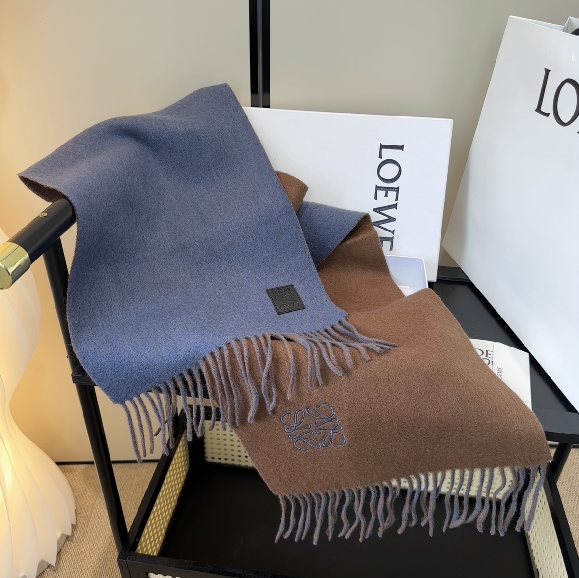 罗意威情侣款 美到要尖叫😱最新款🎊英伦欧美范儿 又是一款即时尚又实用的大围巾&长巾，🎆撞色的颜色搭配很协