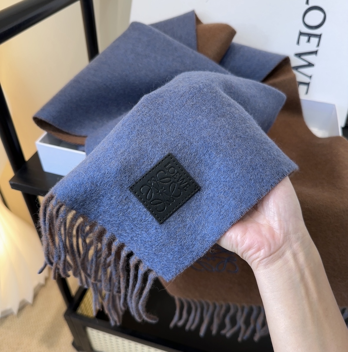 罗意威情侣款 美到要尖叫😱最新款🎊英伦欧美范儿 又是一款即时尚又实用的大围巾&长巾，🎆撞色的颜色搭配很协