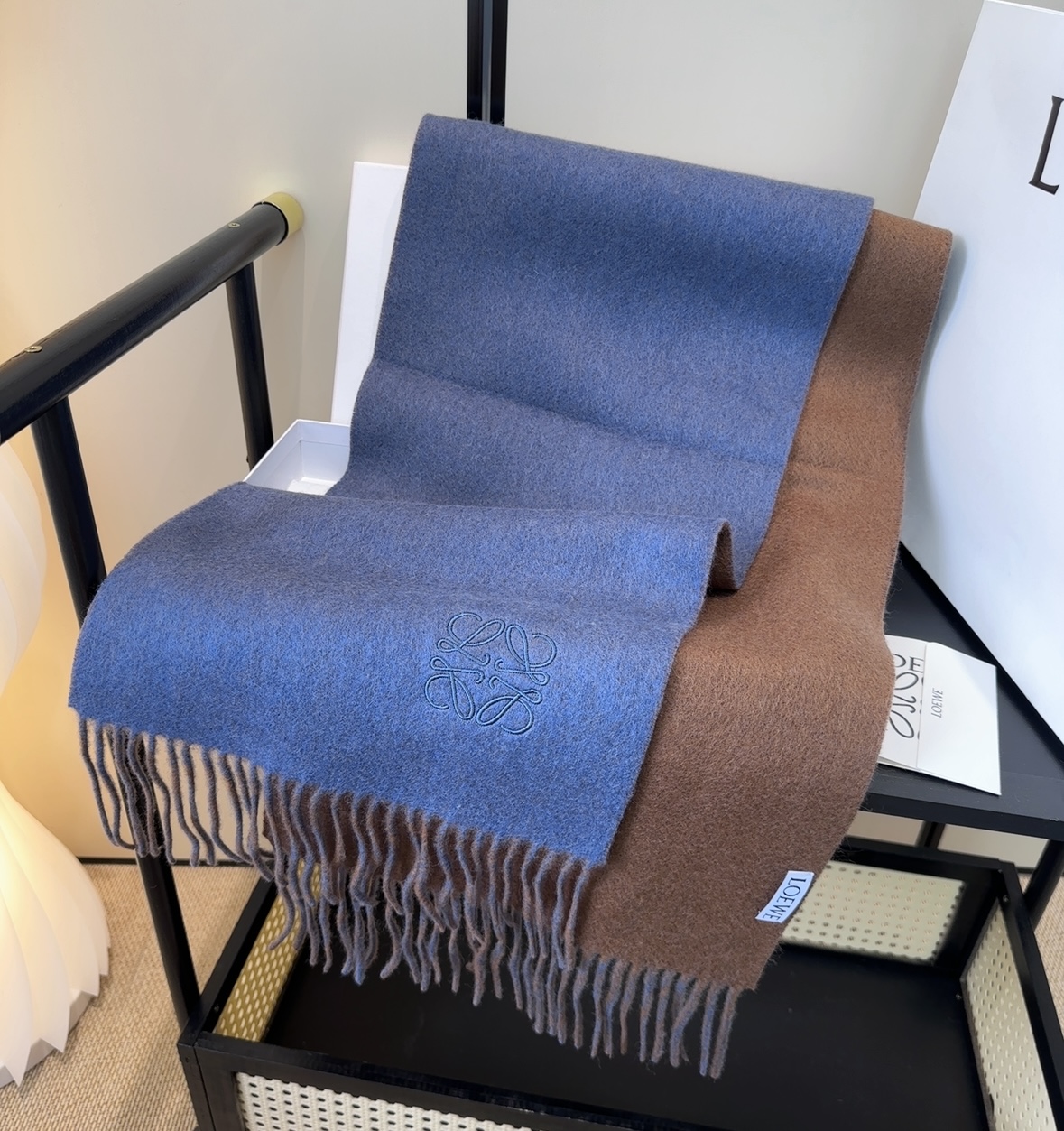 罗意威情侣款 美到要尖叫😱最新款🎊英伦欧美范儿 又是一款即时尚又实用的大围巾&长巾，🎆撞色的颜色搭配很协