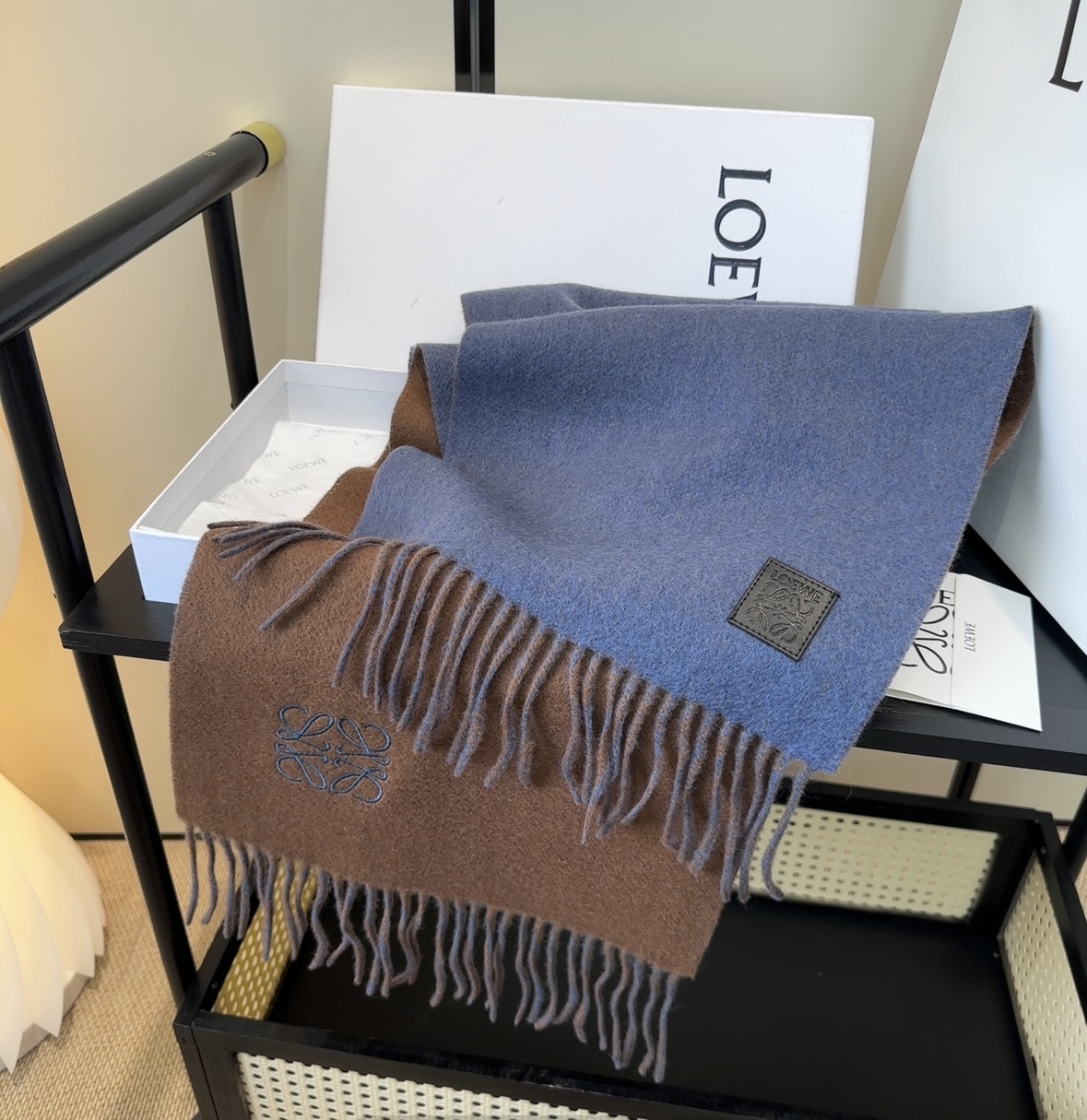 罗意威情侣款 美到要尖叫😱最新款🎊英伦欧美范儿 又是一款即时尚又实用的大围巾&长巾，🎆撞色的颜色搭配很协