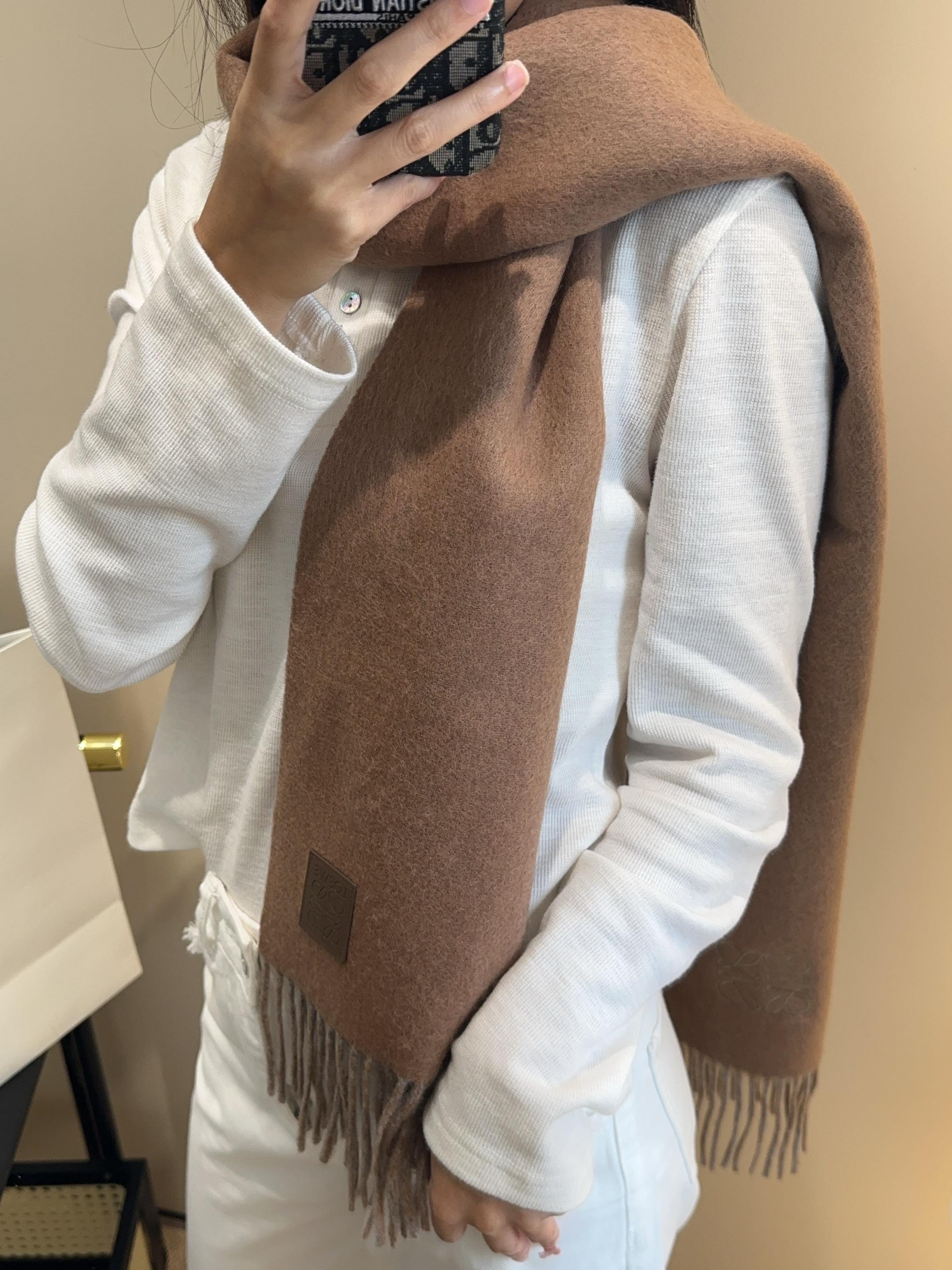 罗意威情侣款 美到要尖叫😱最新款🎊英伦欧美范儿 又是一款即时尚又实用的大围巾&长巾，🎆撞色的颜色搭配很协