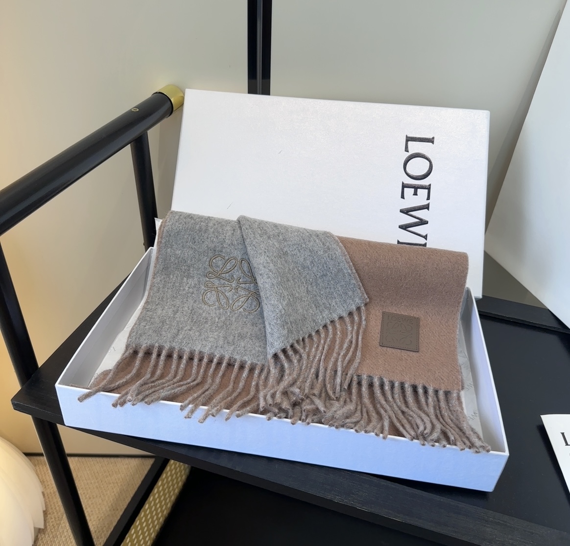 罗意威情侣款 美到要尖叫😱最新款🎊英伦欧美范儿 又是一款即时尚又实用的大围巾&长巾，🎆撞色的颜色搭配很协