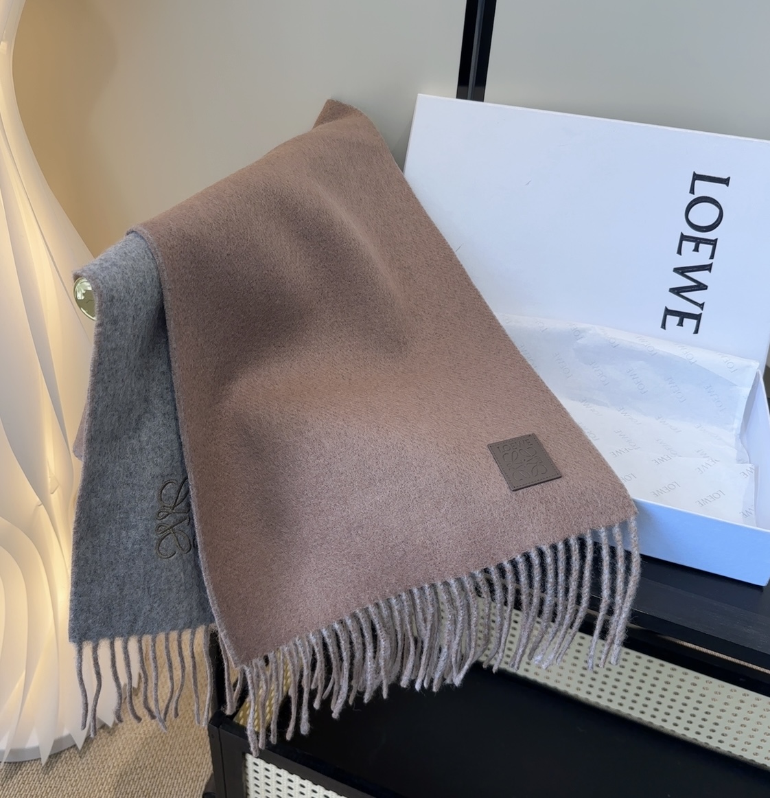 罗意威情侣款 美到要尖叫😱最新款🎊英伦欧美范儿 又是一款即时尚又实用的大围巾&长巾，🎆撞色的颜色搭配很协