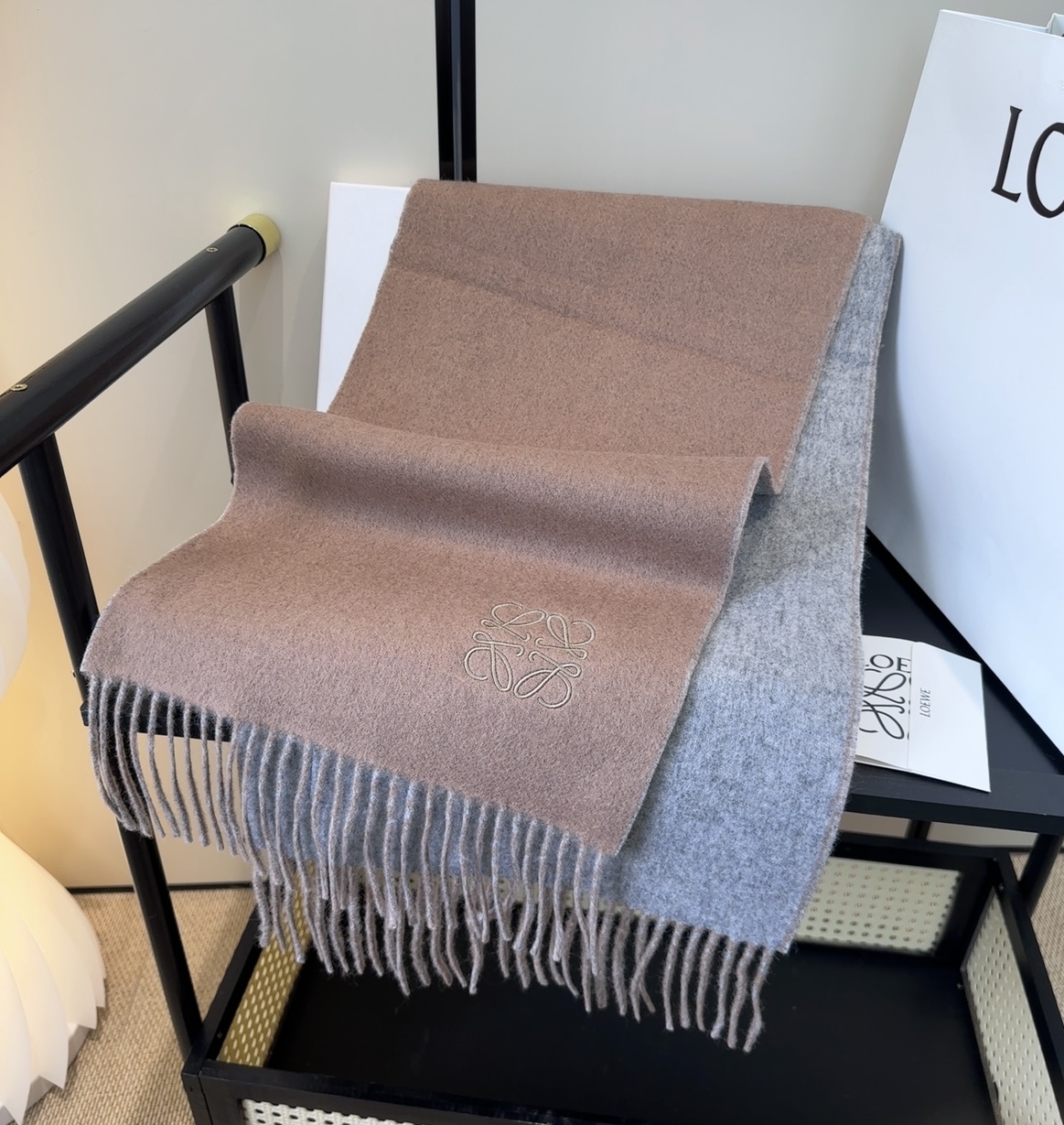 罗意威情侣款 美到要尖叫😱最新款🎊英伦欧美范儿 又是一款即时尚又实用的大围巾&长巾，🎆撞色的颜色搭配很协