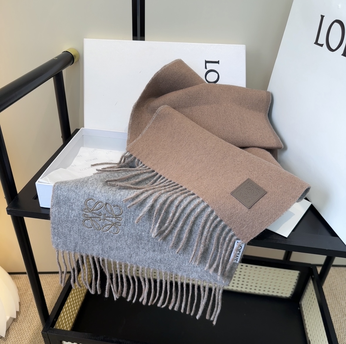 罗意威情侣款 美到要尖叫😱最新款🎊英伦欧美范儿 又是一款即时尚又实用的大围巾&长巾，🎆撞色的颜色搭配很协