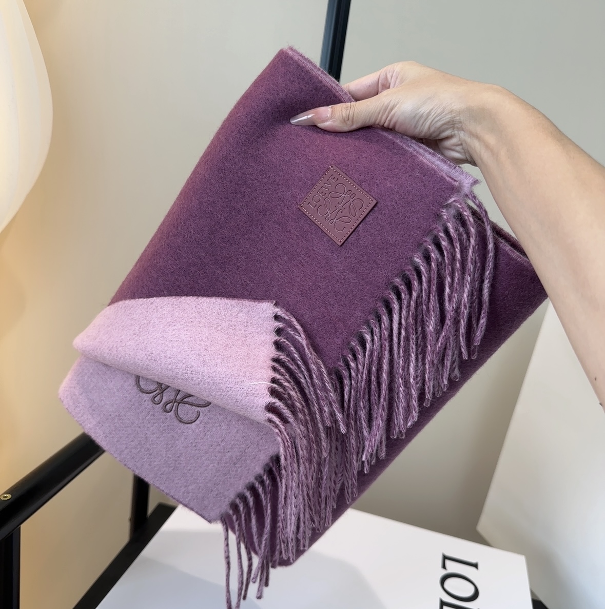 罗意威情侣款 美到要尖叫😱最新款🎊英伦欧美范儿 又是一款即时尚又实用的大围巾&长巾，🎆撞色的颜色搭配很协