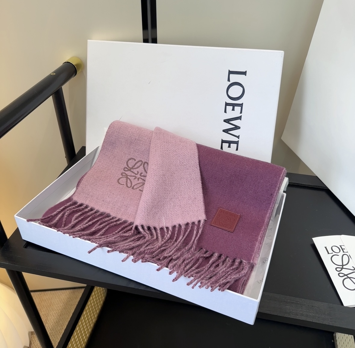 罗意威情侣款 美到要尖叫😱最新款🎊英伦欧美范儿 又是一款即时尚又实用的大围巾&长巾，🎆撞色的颜色搭配很协