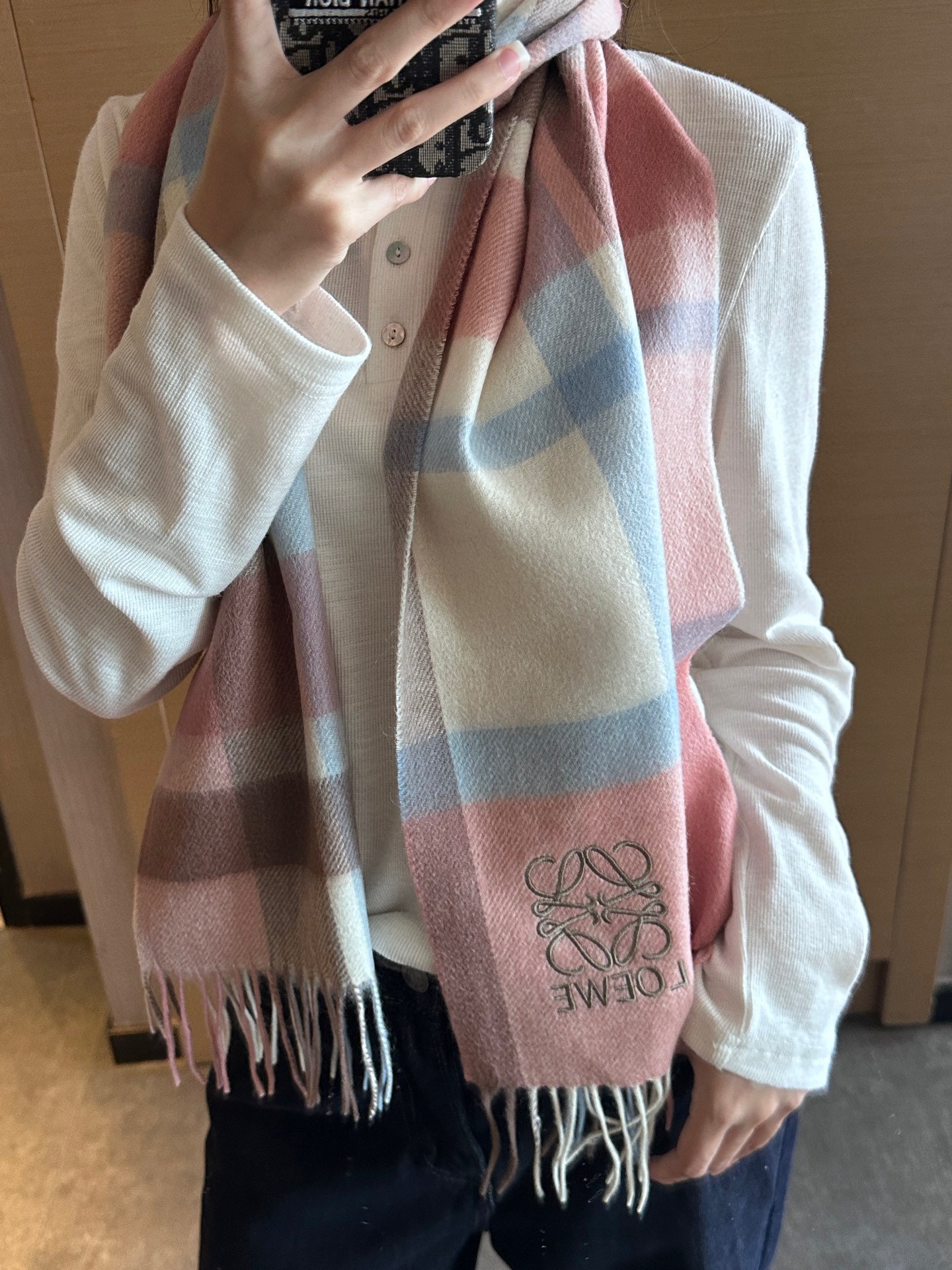 NO:574918,【Loewe ·  Loewe's rare and gentle color matching, low-key yet elegant] Highly recommend the double-sided color matching, a scarf with two styles, high-end, comfortable and fashionable temperament, a niche name, but full of big-name style, super Amway loewe this soft color that touches the heart  Beautiful scarf, extremely simple color with eye-catching color-changing logo, the finishing touch without losing the beauty, the pursuit of successful people, the color is absolute, a bit unique and fairy-like, the absolute choice for couples, the color is elegant, not enchanting, specifications 30x  180cm high version scarf, high version scarf, loewe, loewe19860909【Loewe · 罗意威难得一见的温柔配色,低调又不失优雅】重点推荐双面配色,一条围巾两种风格搭配,高级舒适时髦气质,名小众,却大牌范十足,超级安利loewe这款触动内心的柔美围巾,极其简单的颜色搭配抢眼的变色logo,点睛之笔确又不失美感,成功人士的追求,色彩绝对,有点独有的仙气,绝对的情侣款不二之选,颜色淡雅,不妖娆规格30x 180cm高版本围巾,高版本围巾,loewe,loewe,scarf